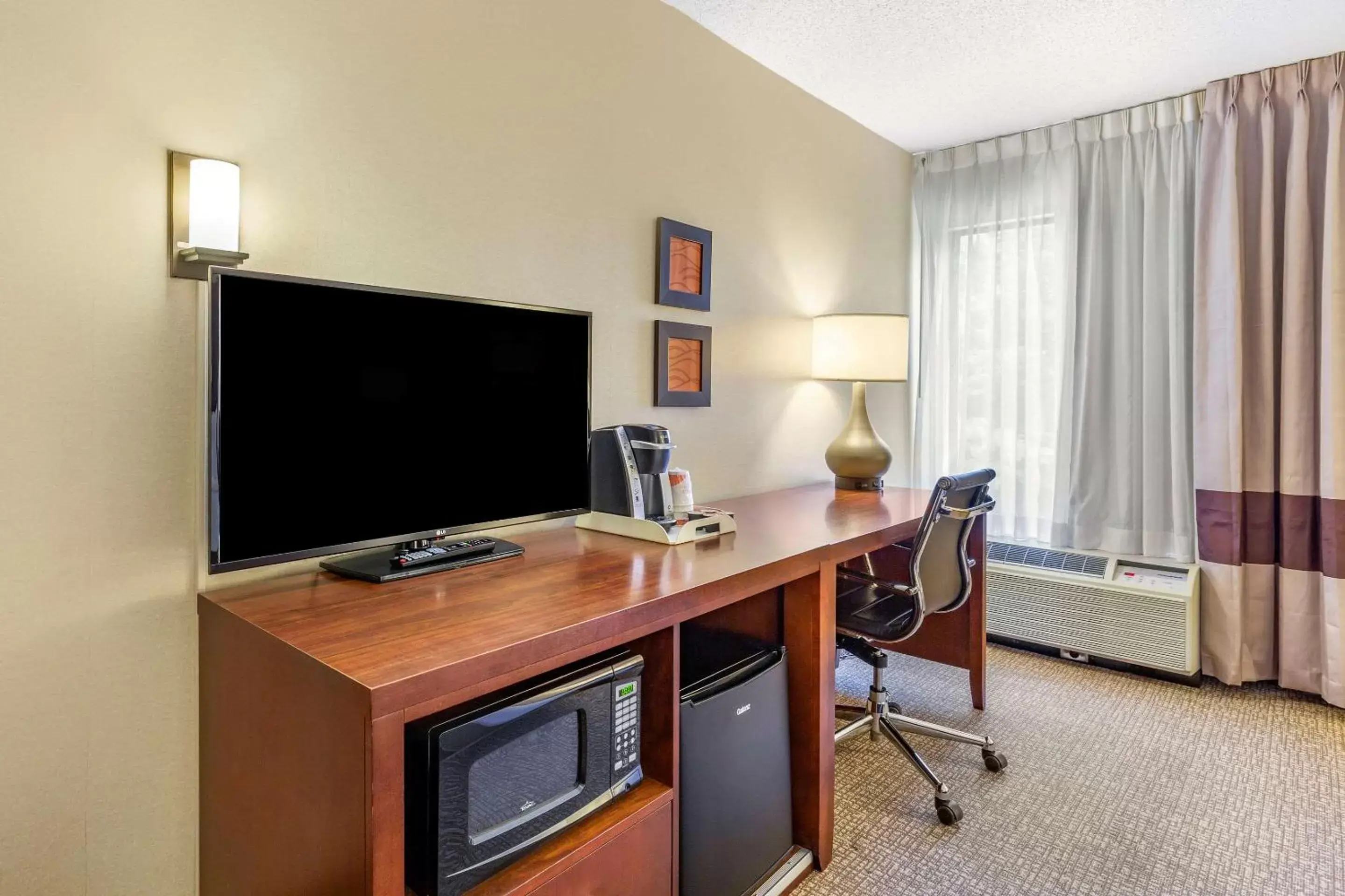 Photo of the whole room, TV/Entertainment Center in Comfort Inn Quantico