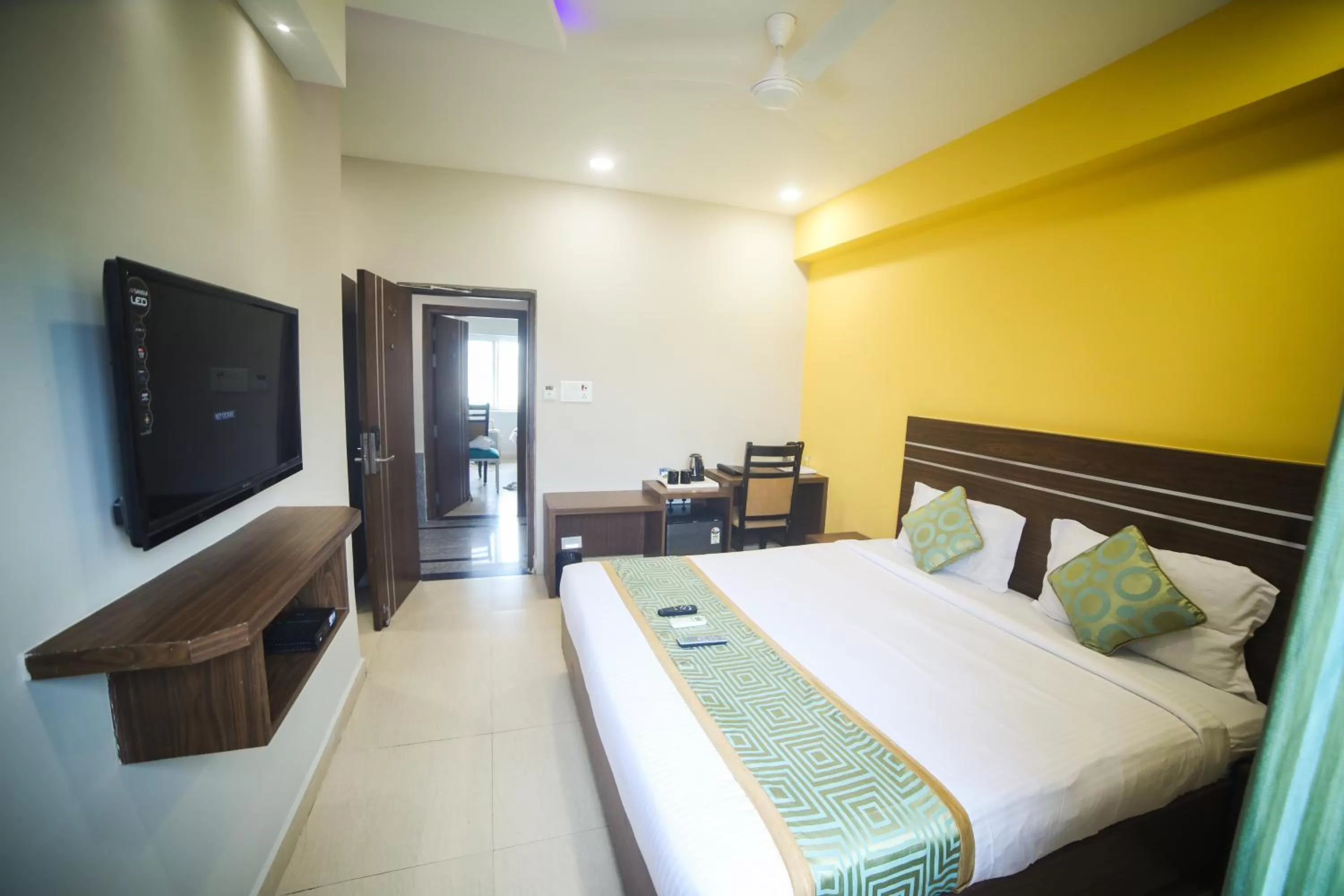 Coffee/tea facilities, Bed in Hotel Golden Leaves