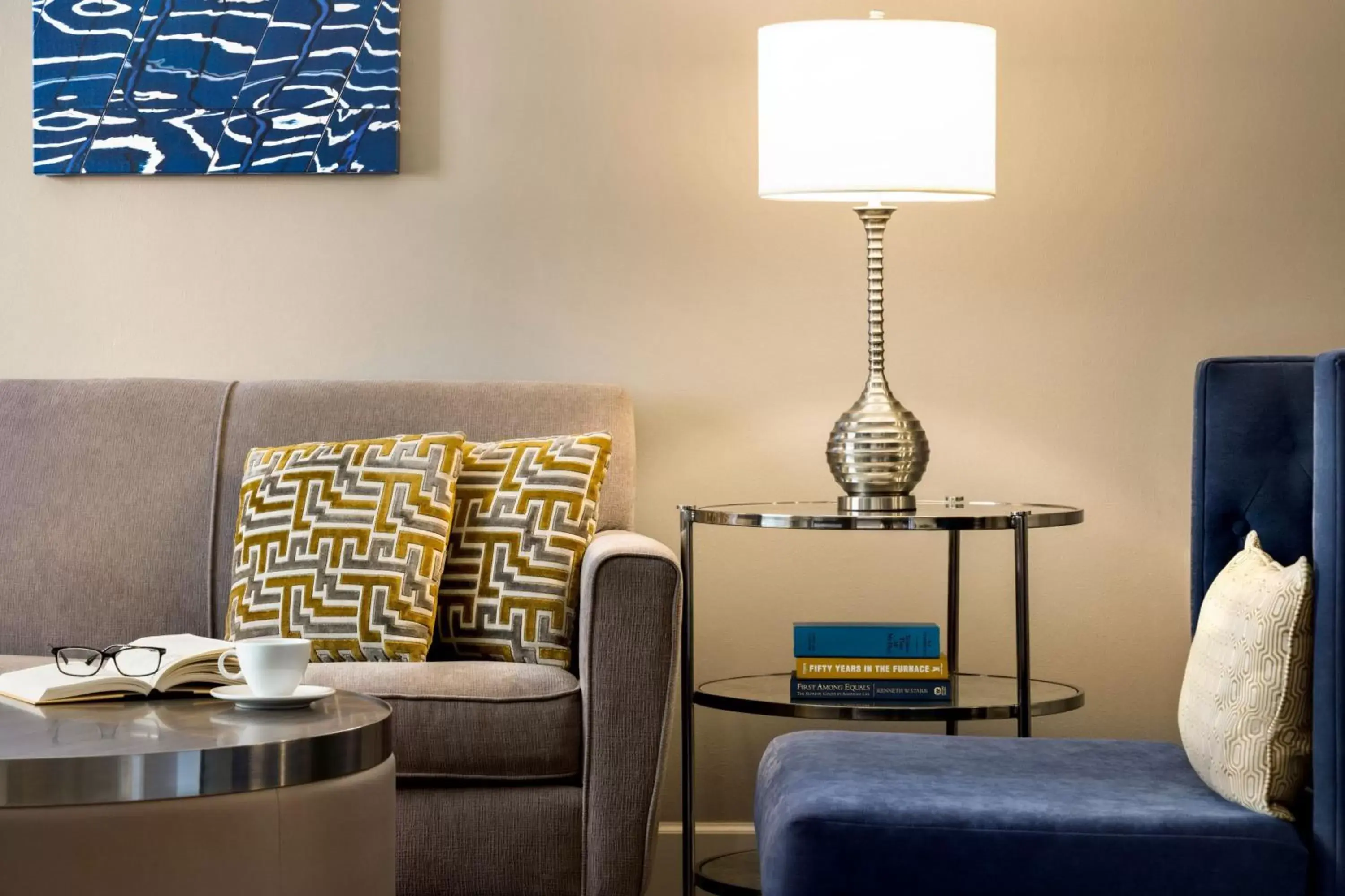 Living room, Seating Area in Magnolia Hotel St. Louis, a Tribute Portfolio Hotel