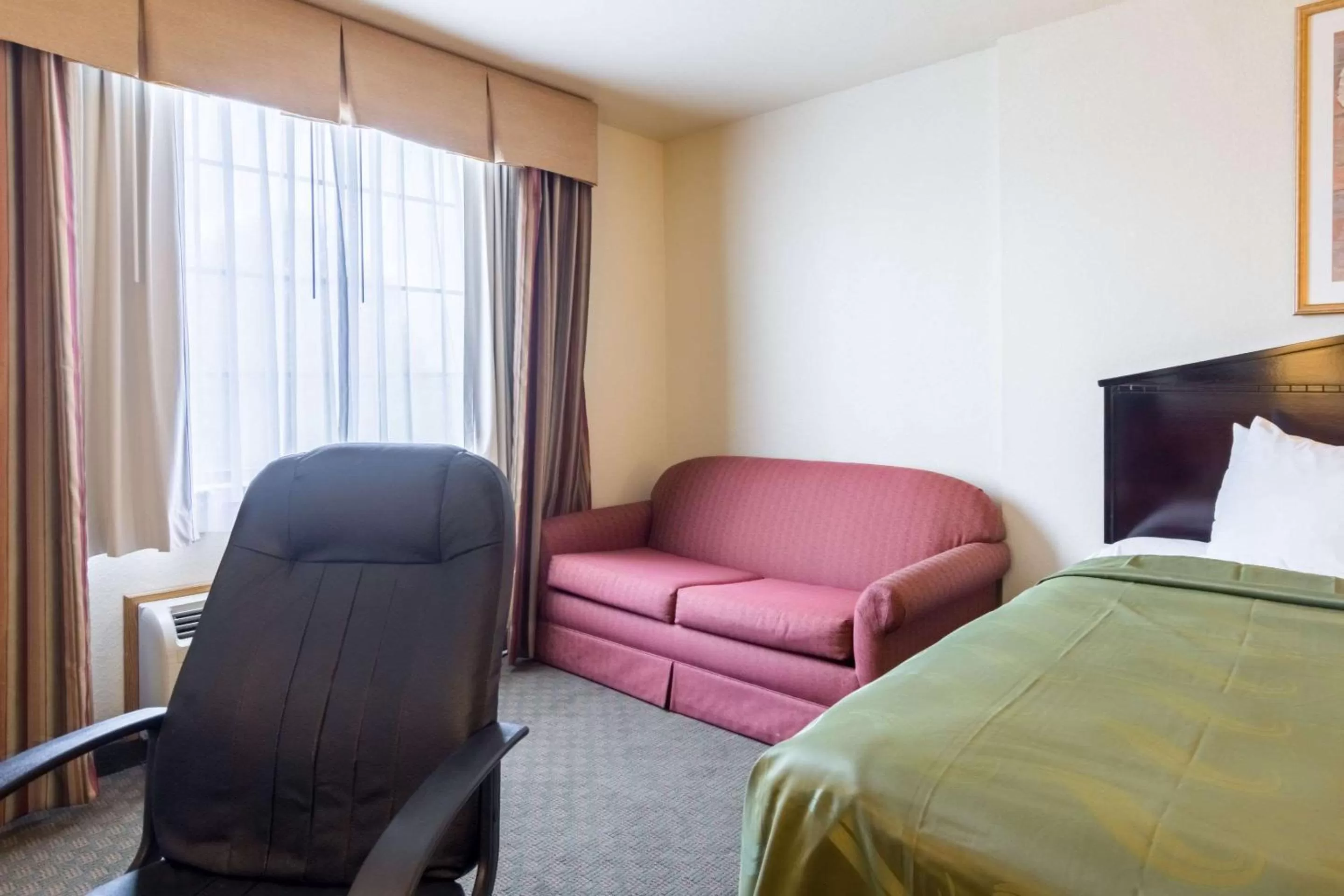 Bedroom, Bed in Quality Inn & Suites of Alma - Northeast from Fort Smith