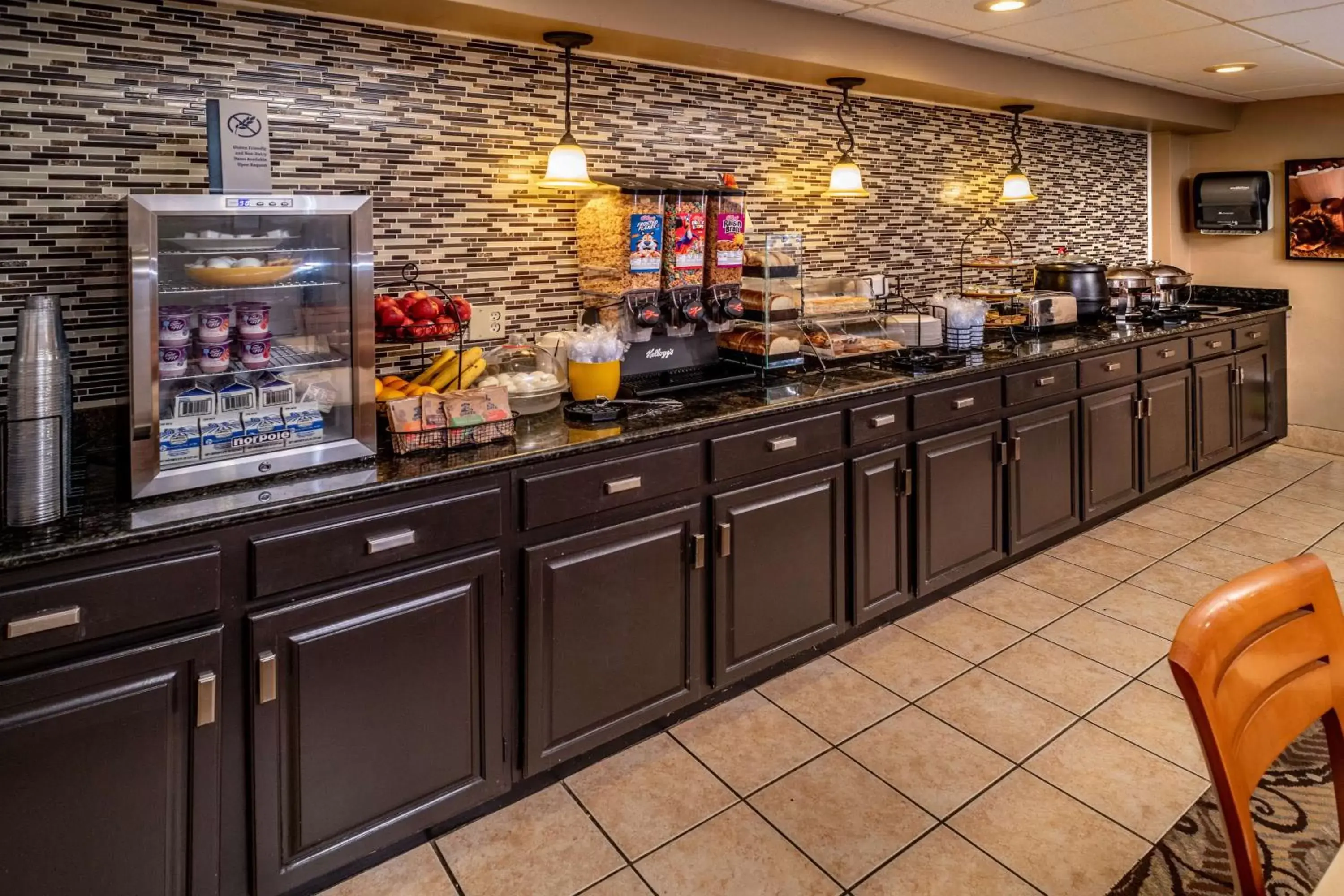 Restaurant/places to eat in Best Western Huntington Mall Inn