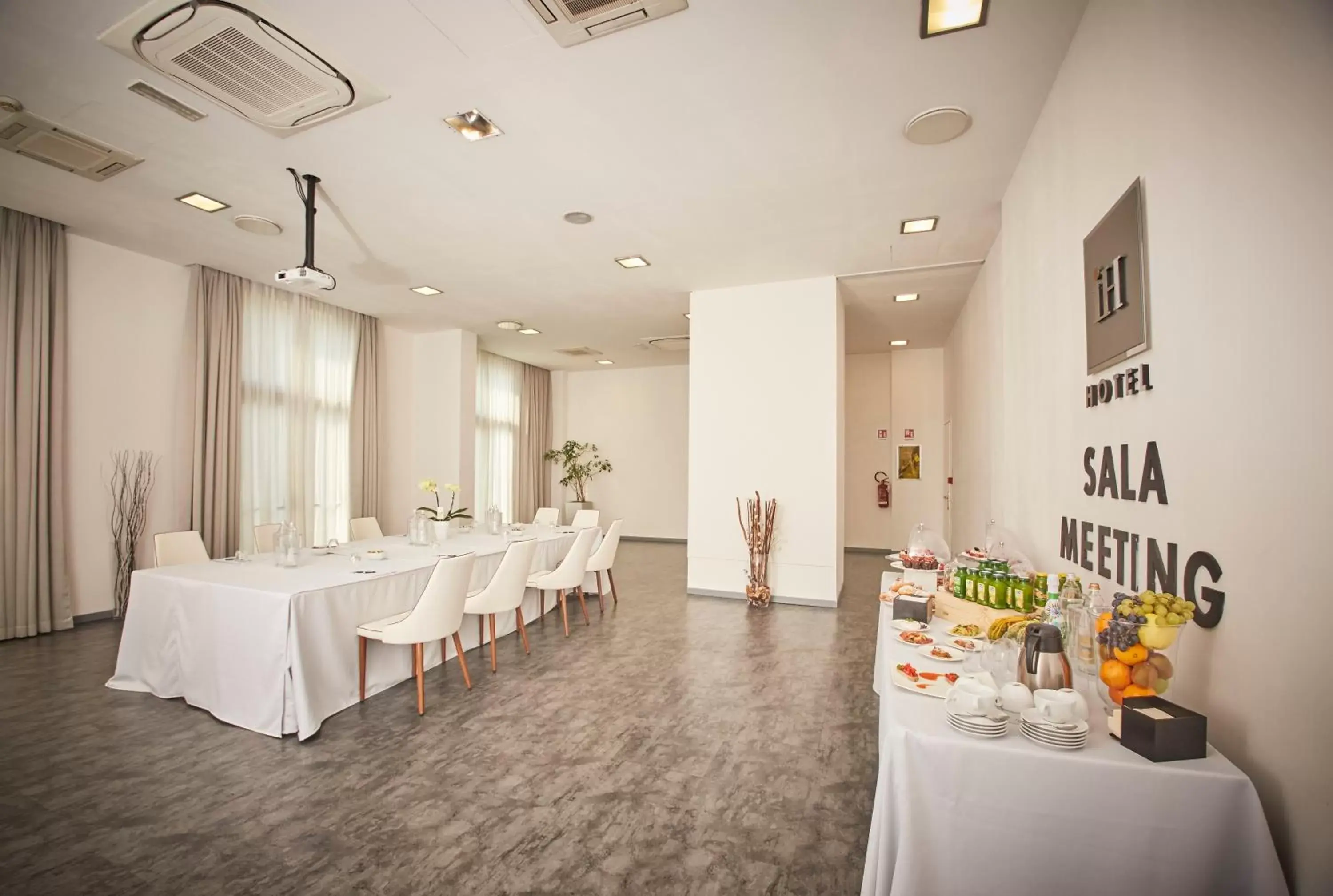 Meeting/conference room, Restaurant/Places to Eat in iH Hotels Milano Lorenteggio