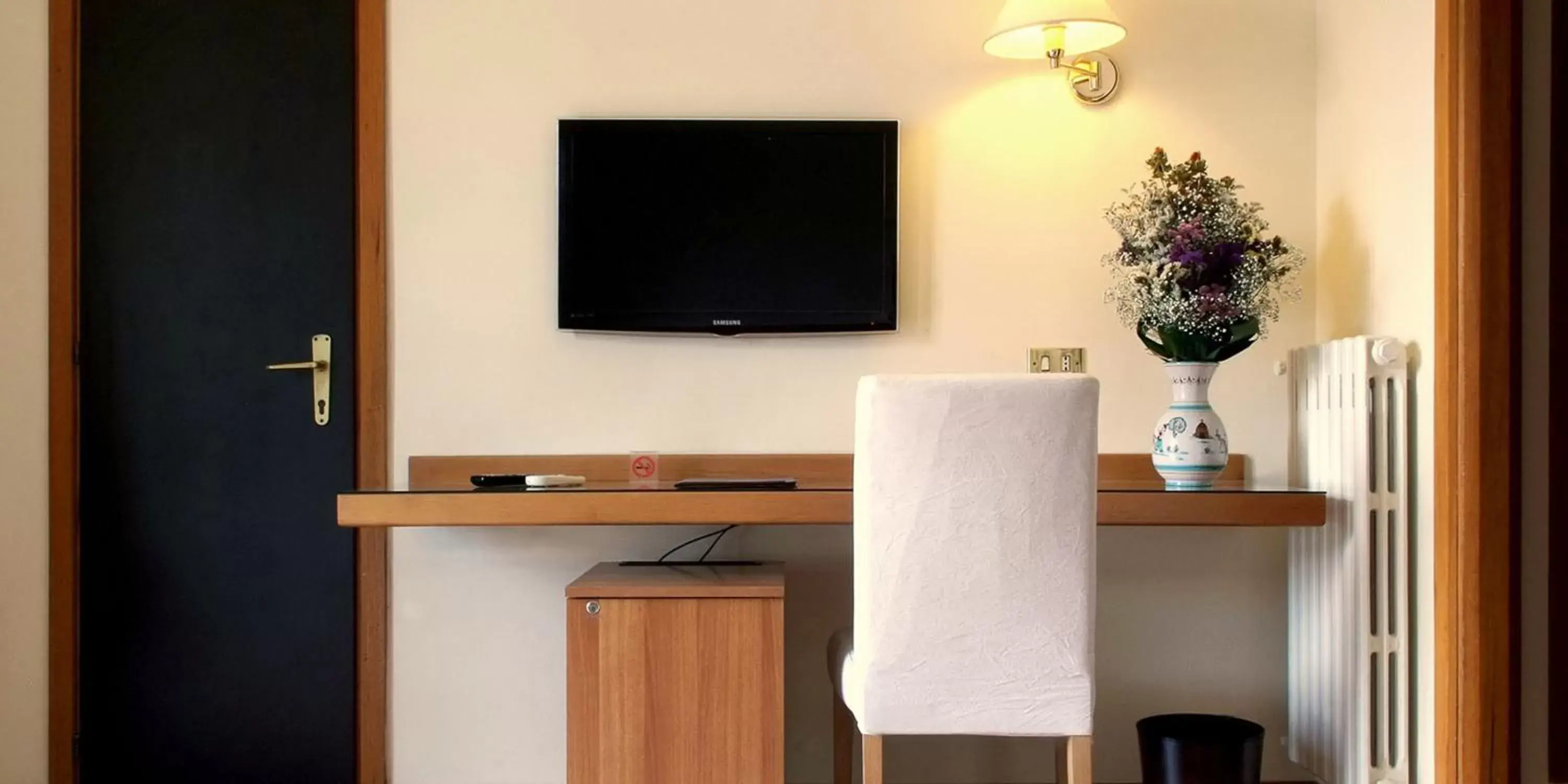TV and multimedia, TV/Entertainment Center in Hotel Plaza