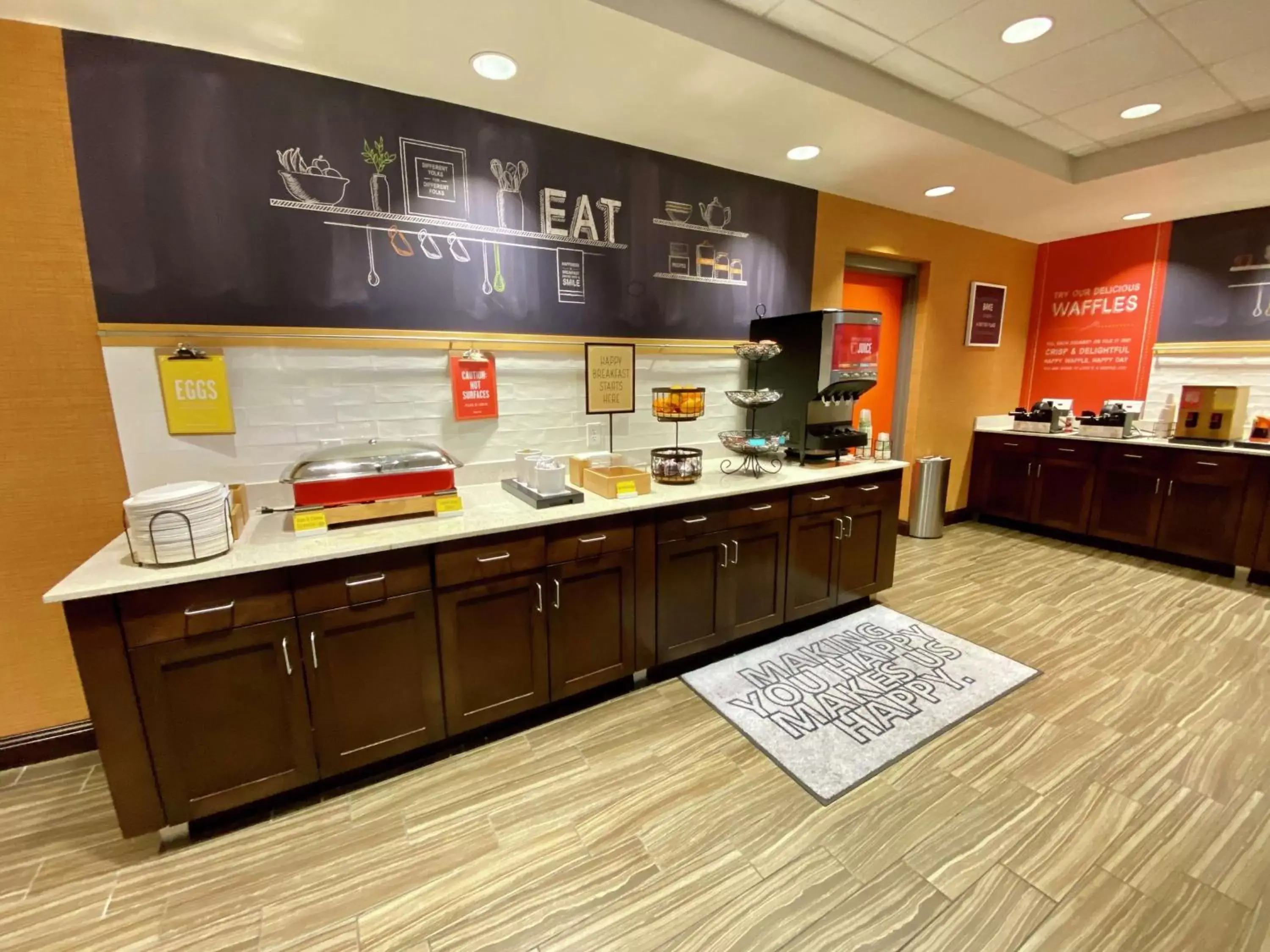 Breakfast, Kitchen/Kitchenette in Hampton Inn & Suites - DeLand