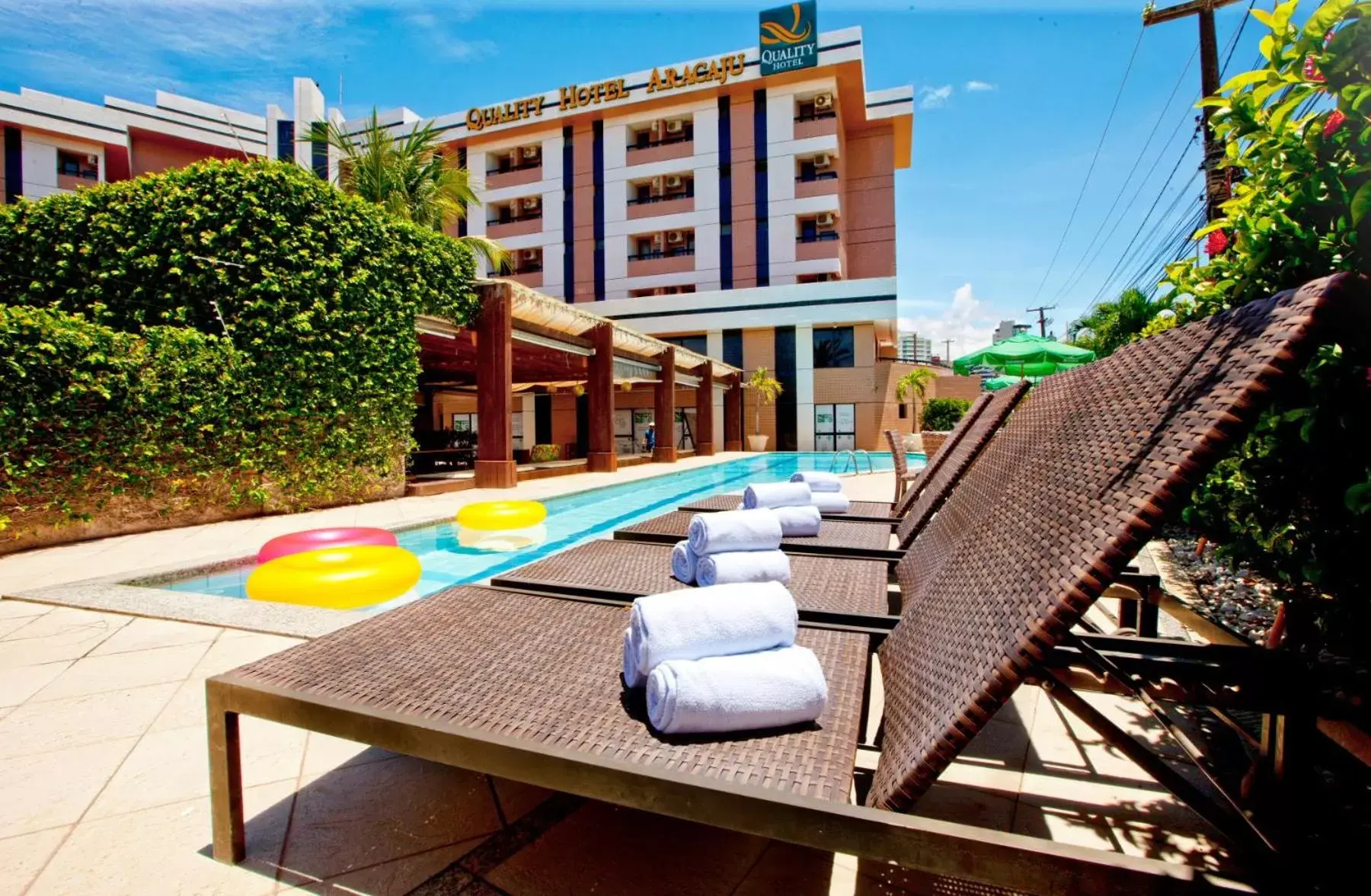 Facade/entrance, Swimming Pool in Quality Hotel Aracaju