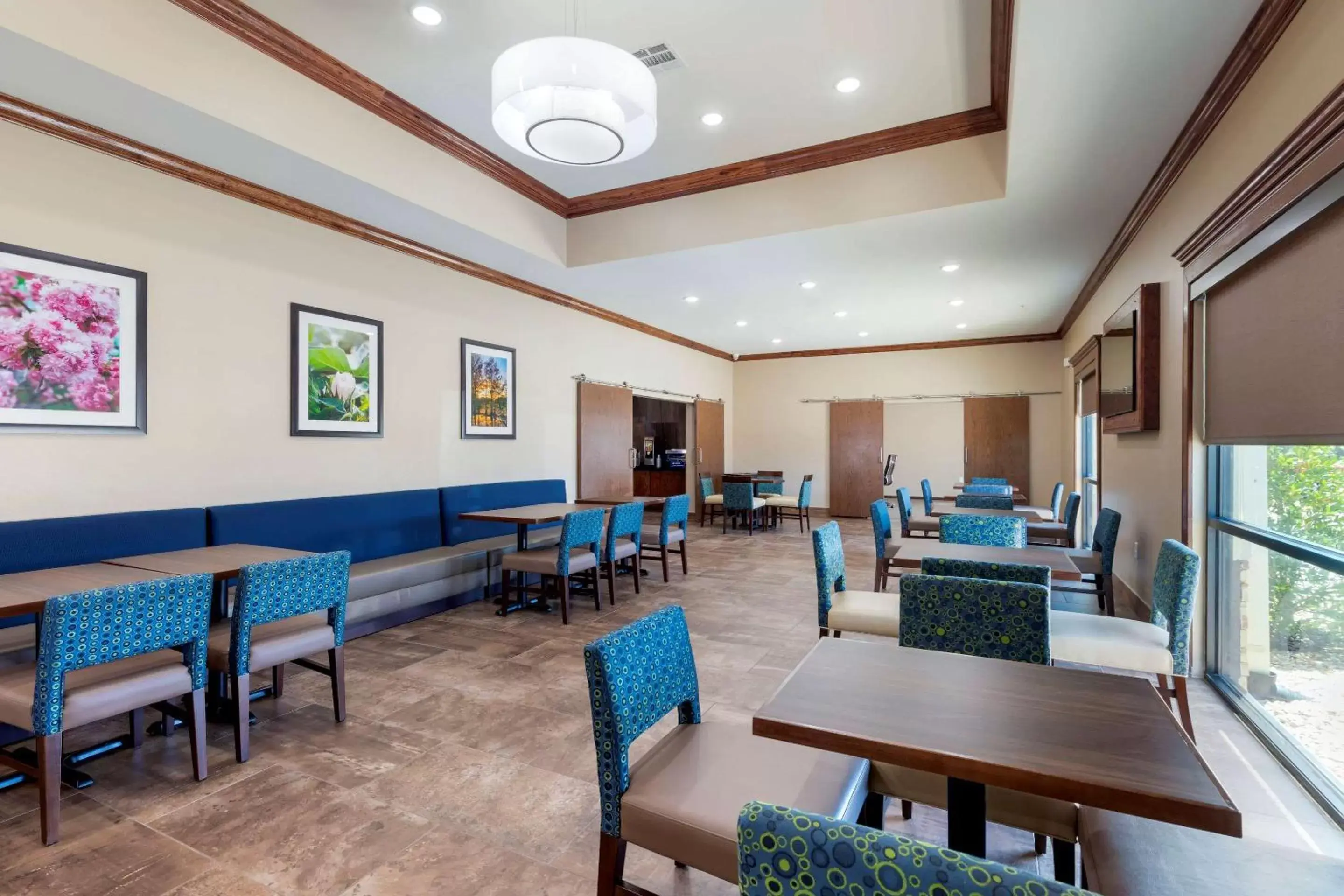 Restaurant/Places to Eat in Comfort Suites West Monroe near Ike Hamilton Expo Center