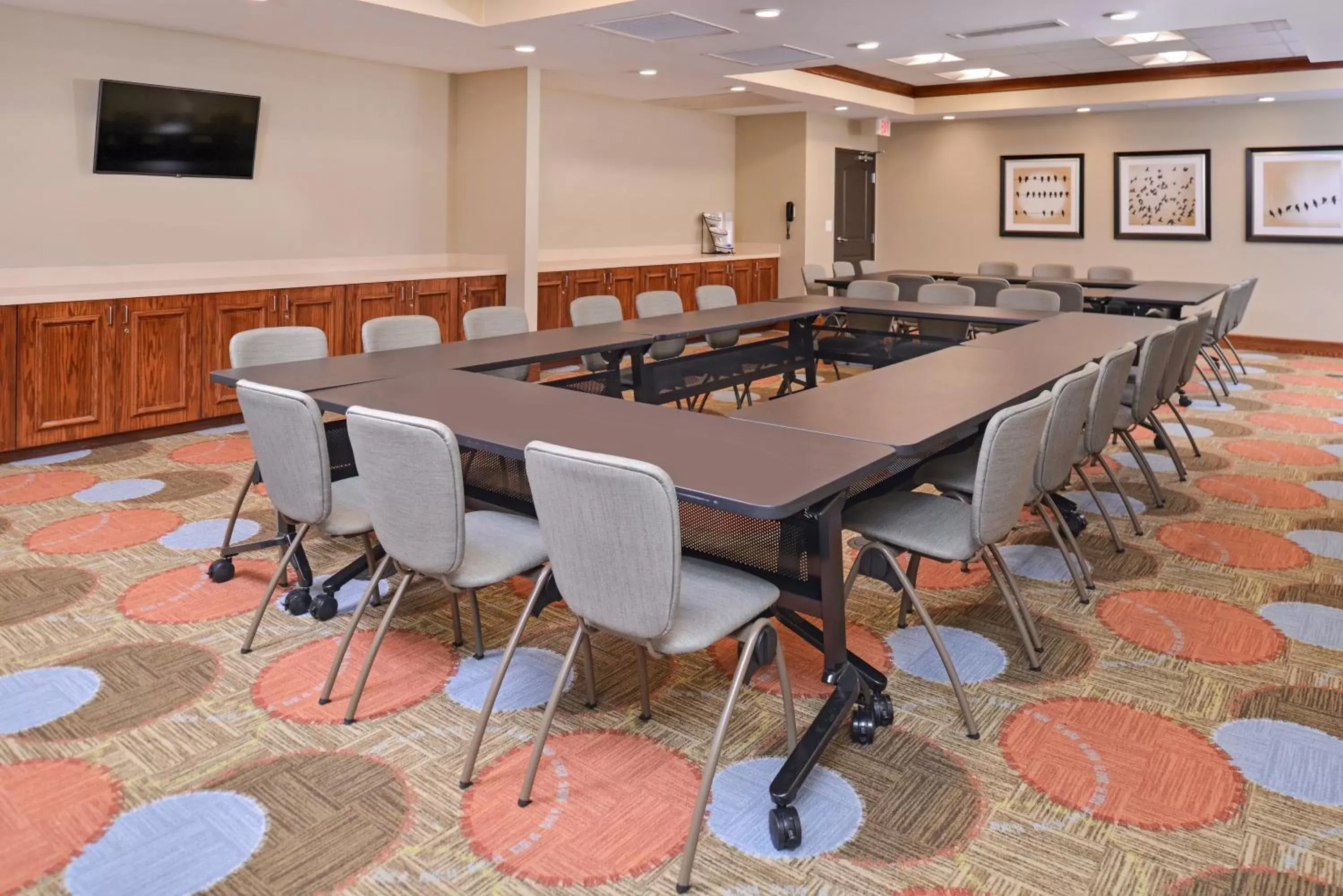 Meeting/conference room in Staybridge Suites Rochester, an IHG Hotel