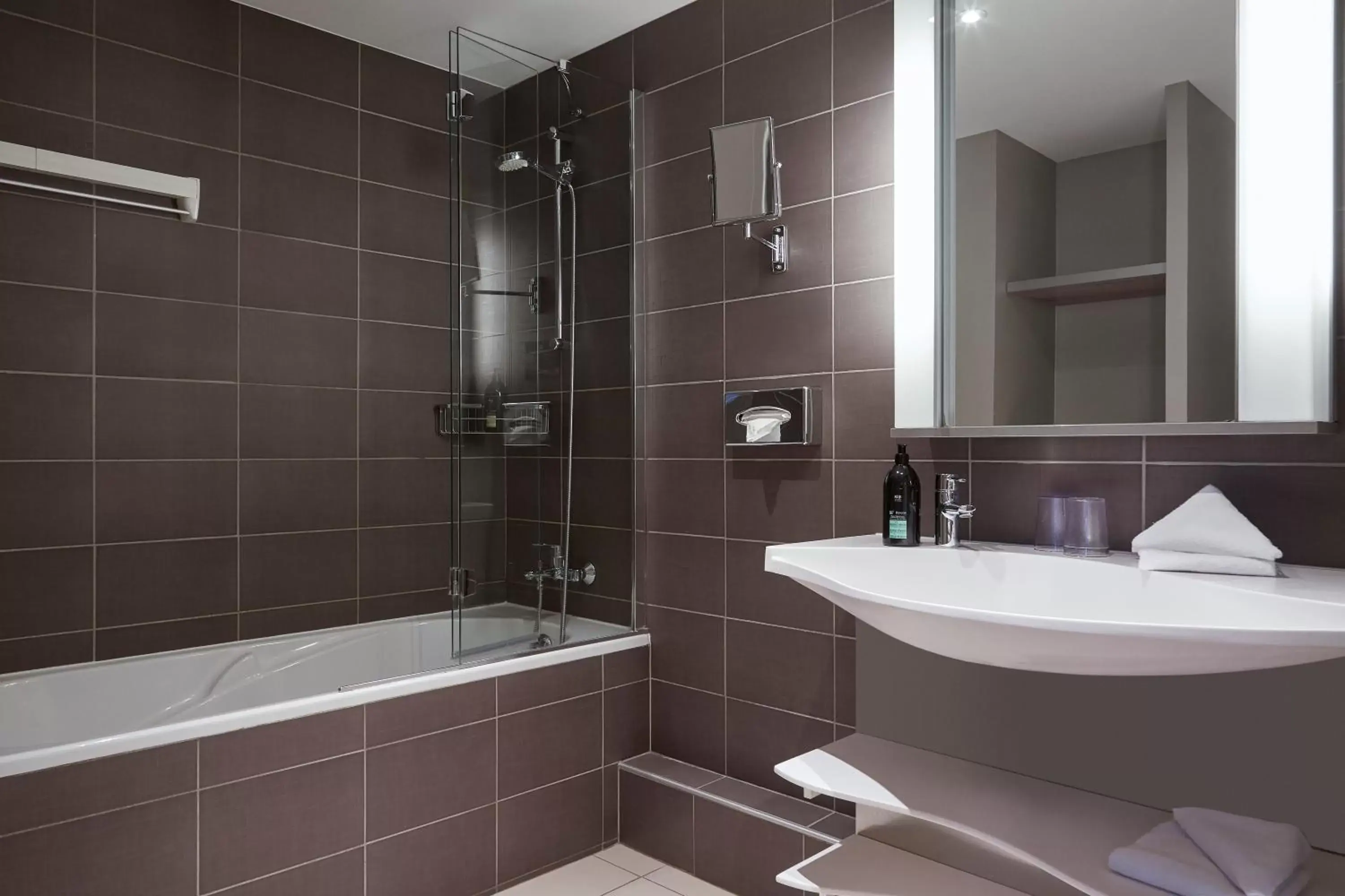 Bathroom in Aparthotel Adagio Aix-en-Provence Centre Bathroom in Aparthotel Adagio Aix-en-Provence Centre