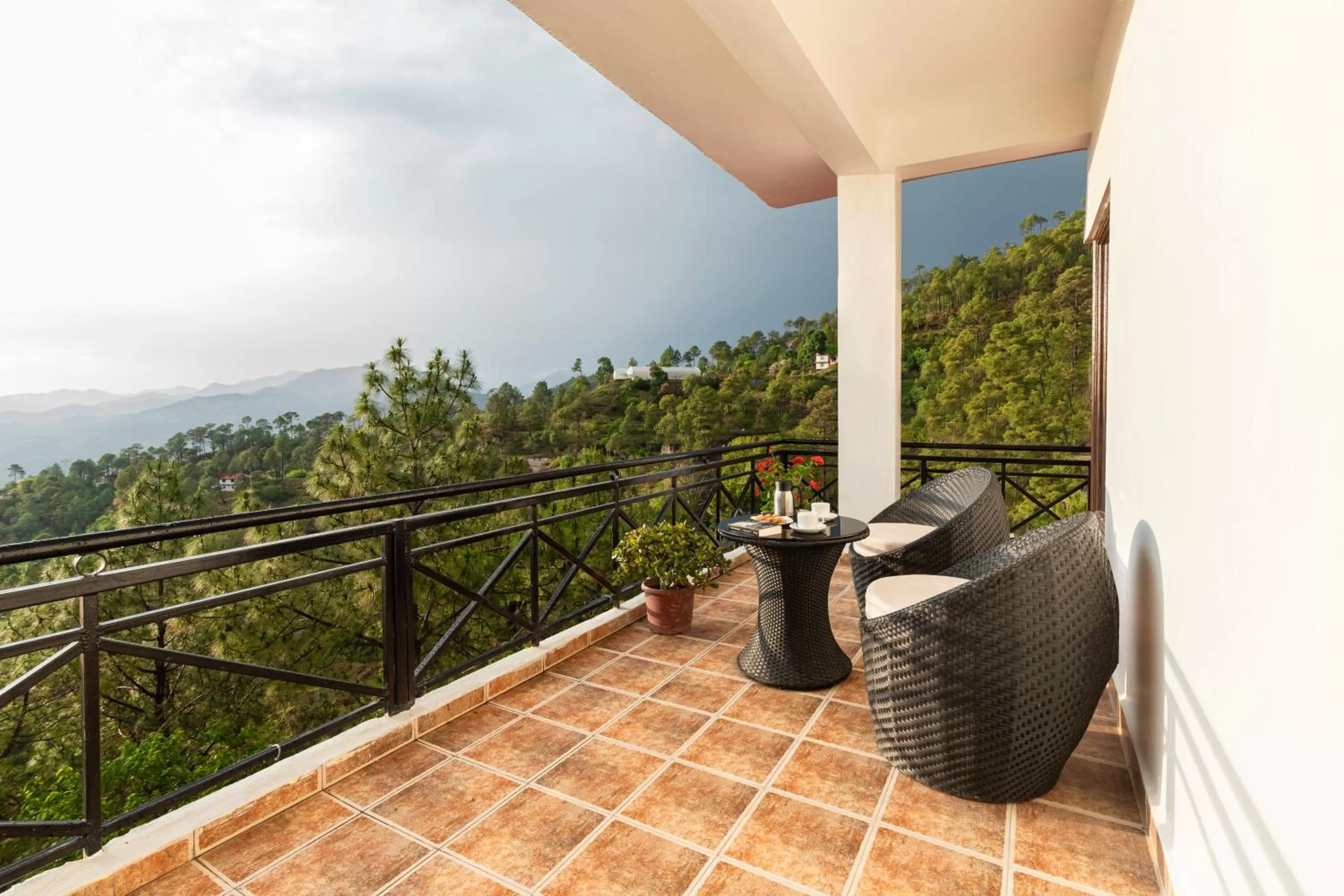 Natural landscape, Balcony/Terrace in Country Inn Maple Resort Chail