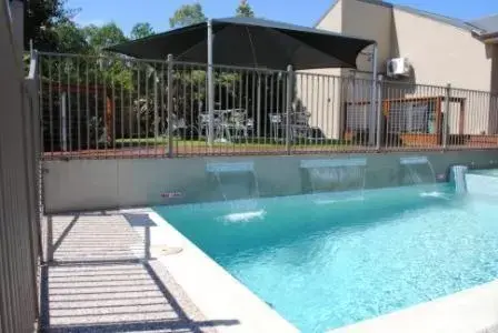 Day, Swimming Pool in Highfields Motel Toowoomba