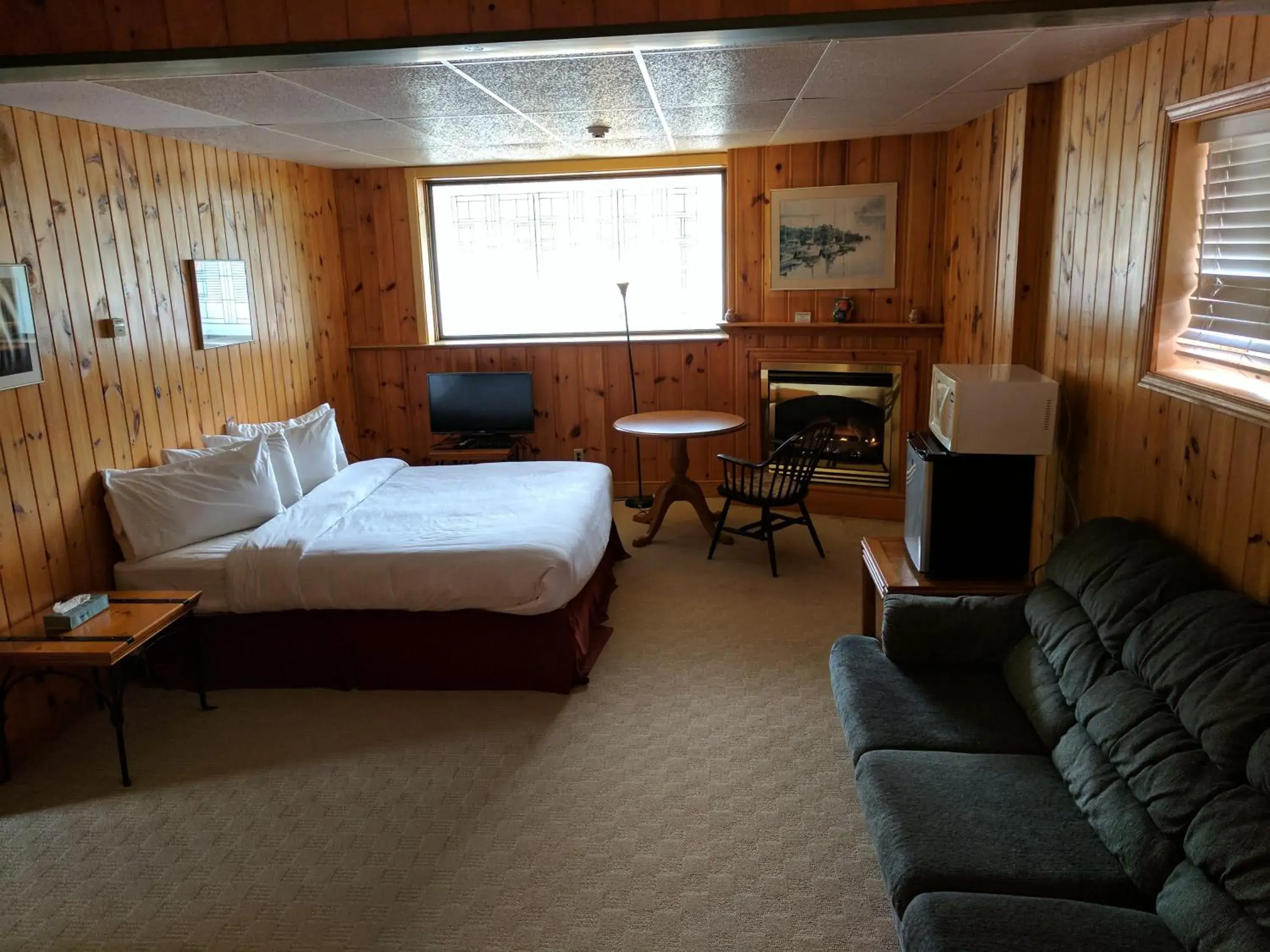 Photo of the whole room in Algonquin Lakeside Inn