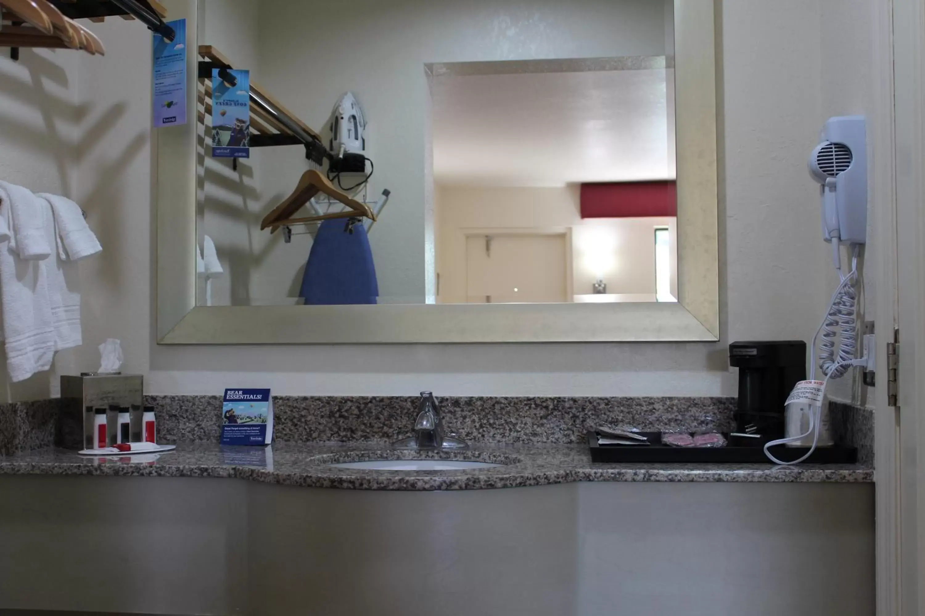 Bathroom, Kitchen/Kitchenette in Travelodge by Wyndham Florida City/Homestead/Everglades