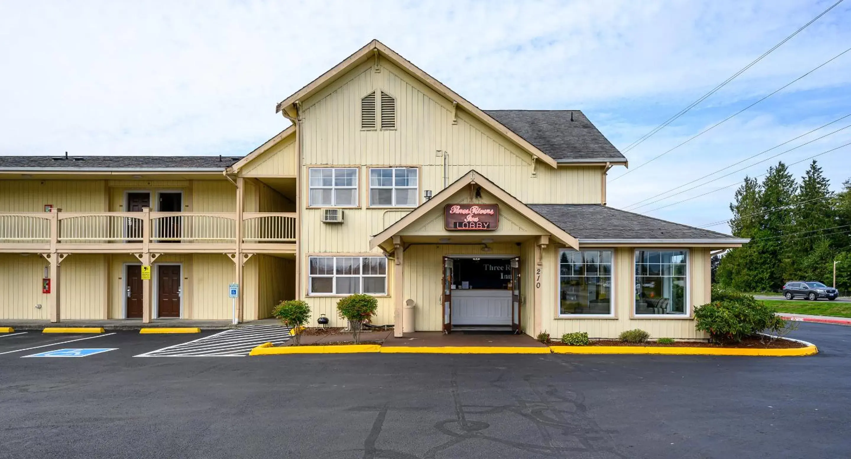 Property building in Three Rivers Inn Sedro Woolley Property building in Three Rivers Inn Sedro Woolley