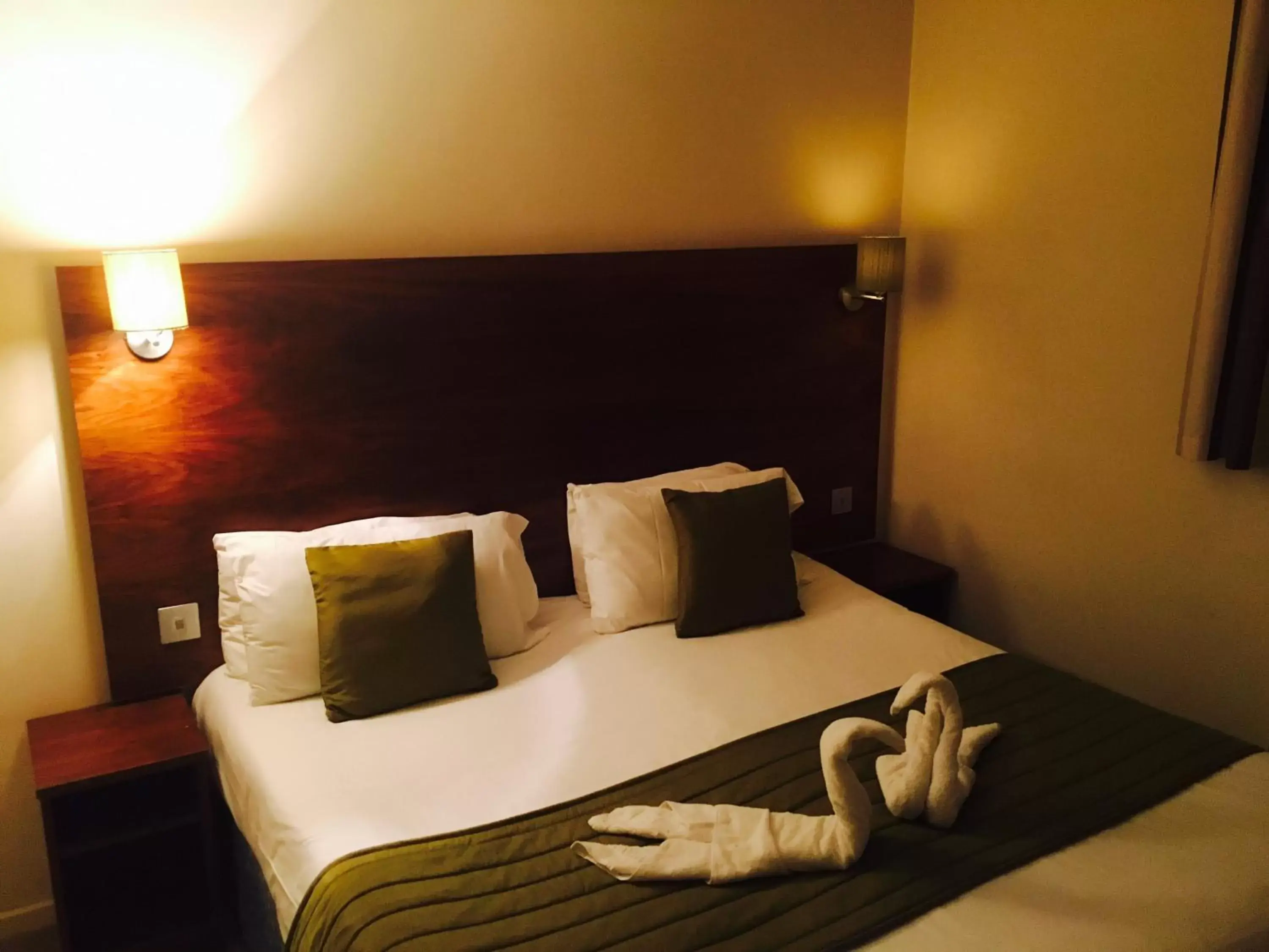 Bed in Stockwood Hotel - Luton Airport