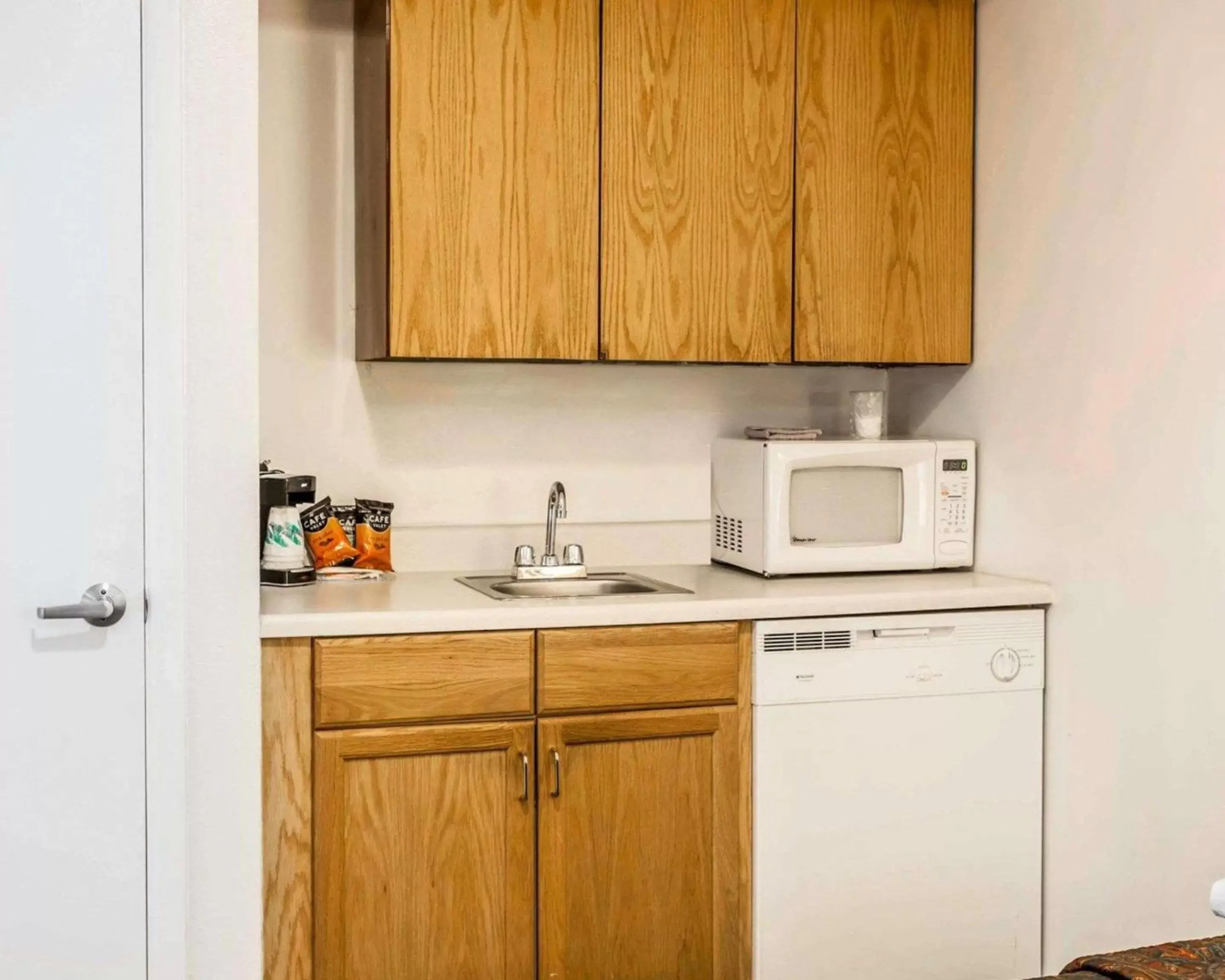 Photo of the whole room, Kitchen/Kitchenette in Rodeway Inn & Suites Omak - Okanogan