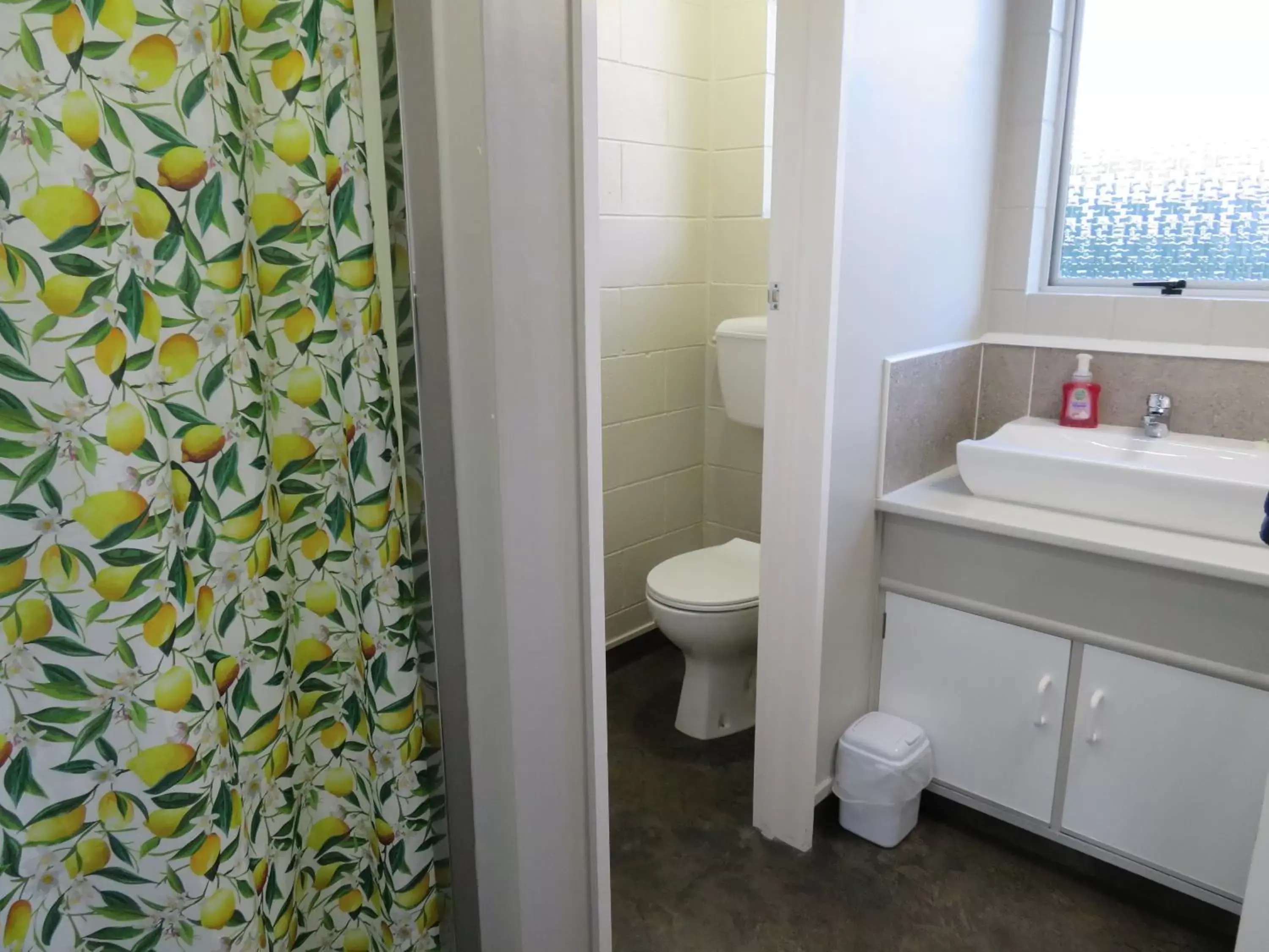 Bathroom in Commodore Court Motel