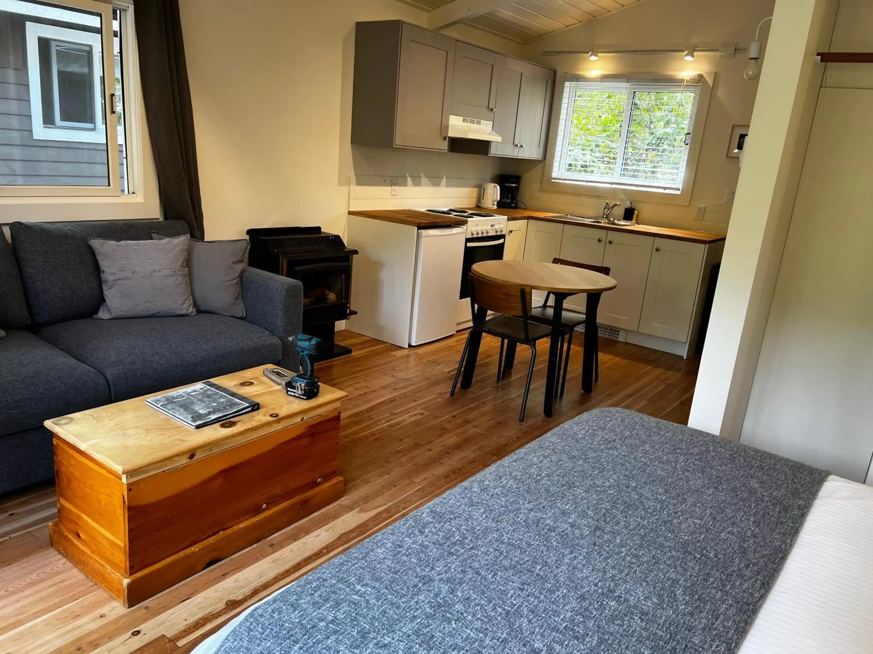 Kitchen or kitchenette, Seating Area in Sunwolf Riverside Cabins