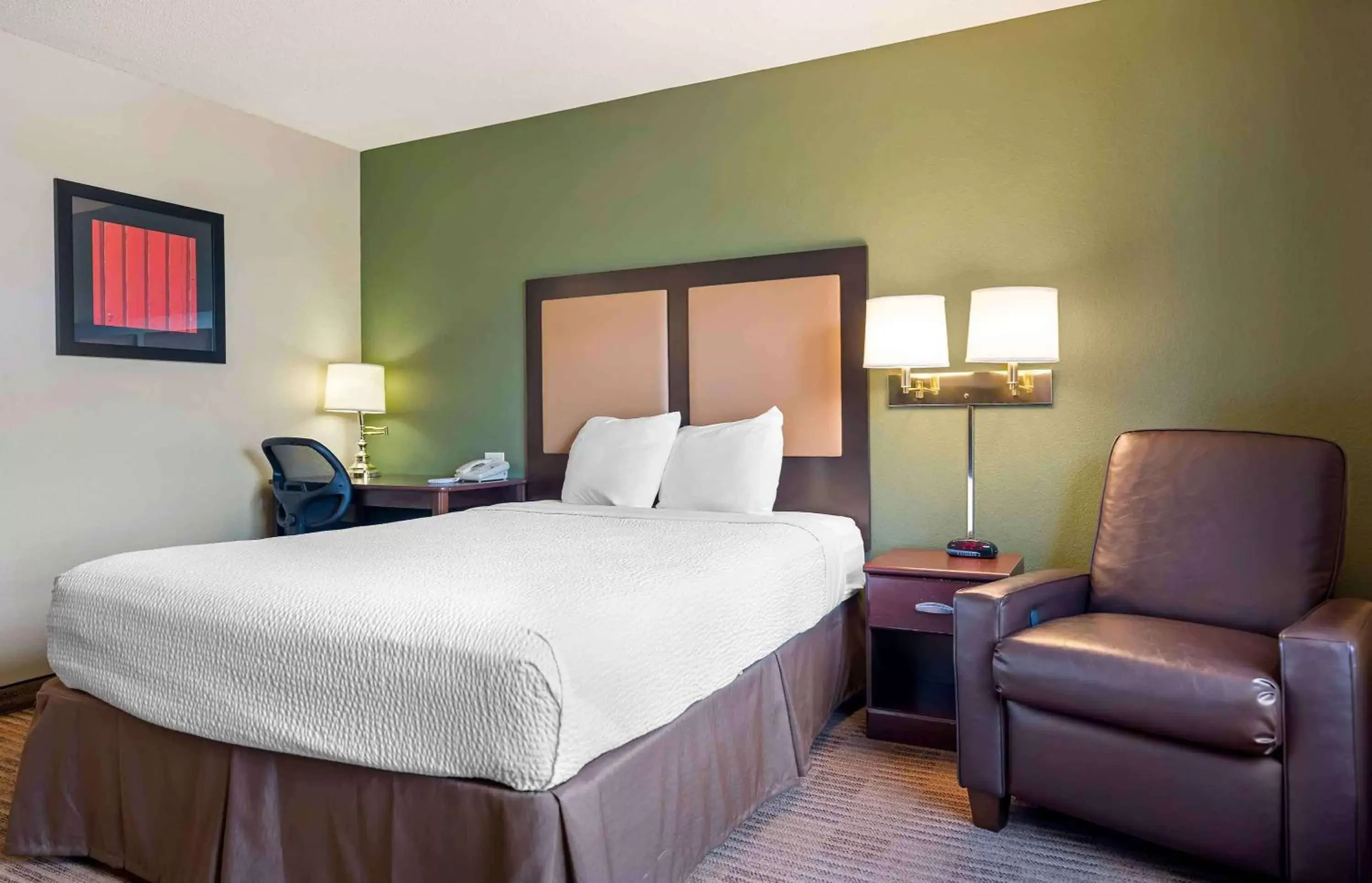 Bedroom, Bed in Extended Stay America Suites - Chicago - Hanover Park