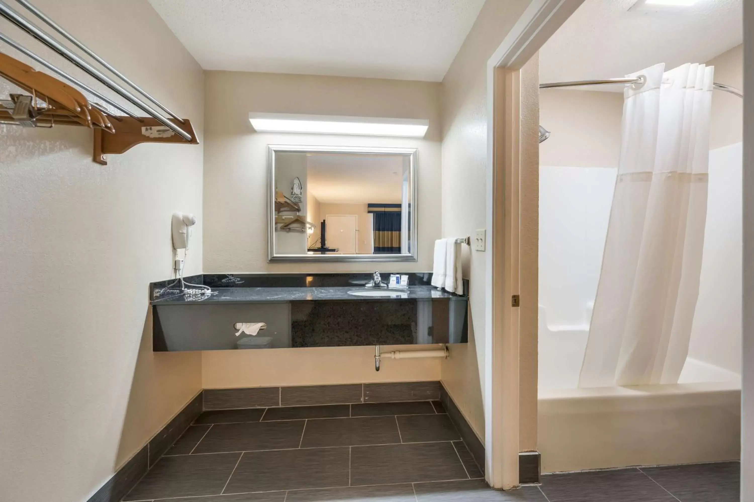 Bathroom, Kitchen/Kitchenette in SureStay Hotel by Best Western Meridian