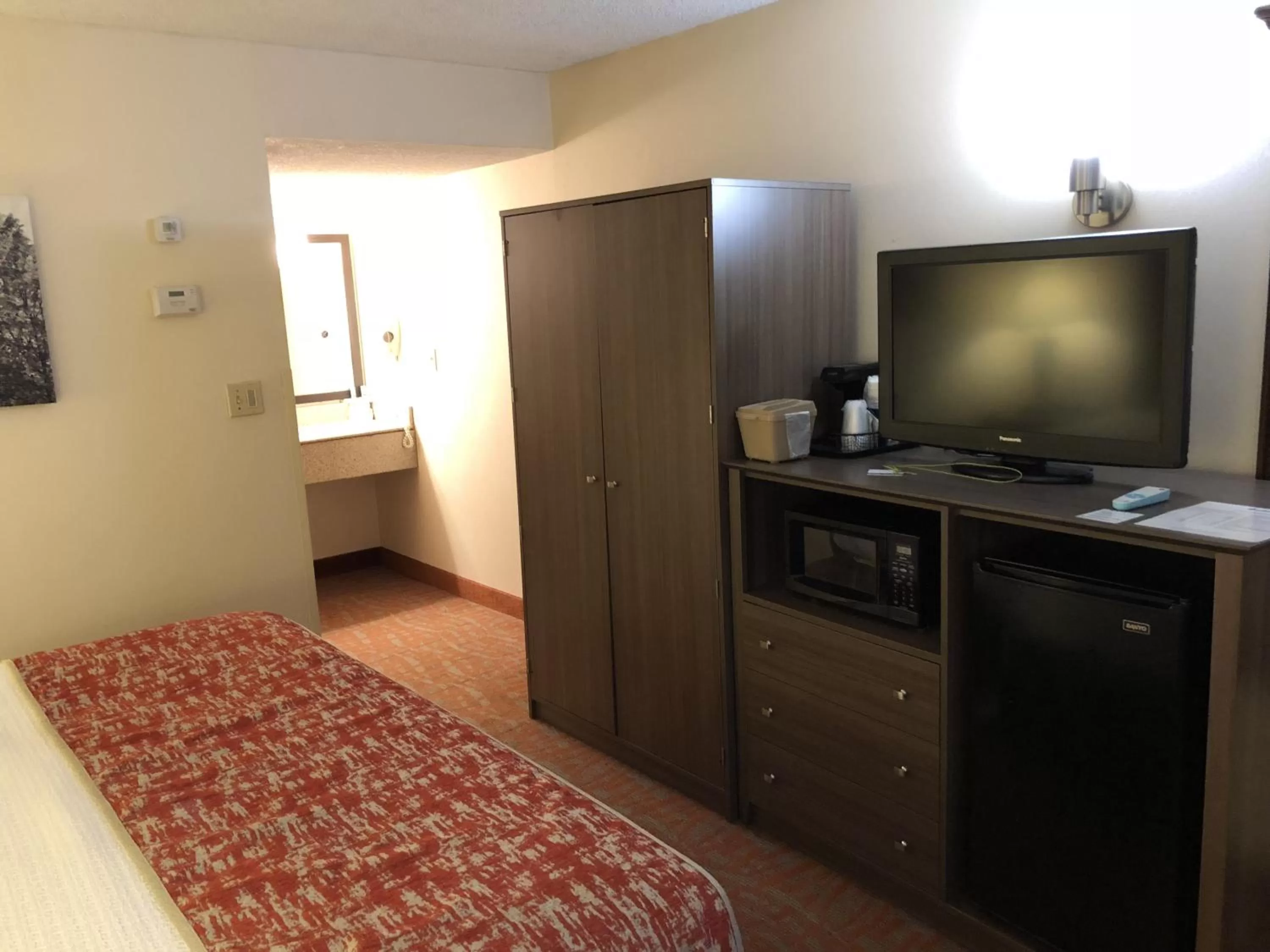 TV and multimedia, Bed in MHO INN and SUITES