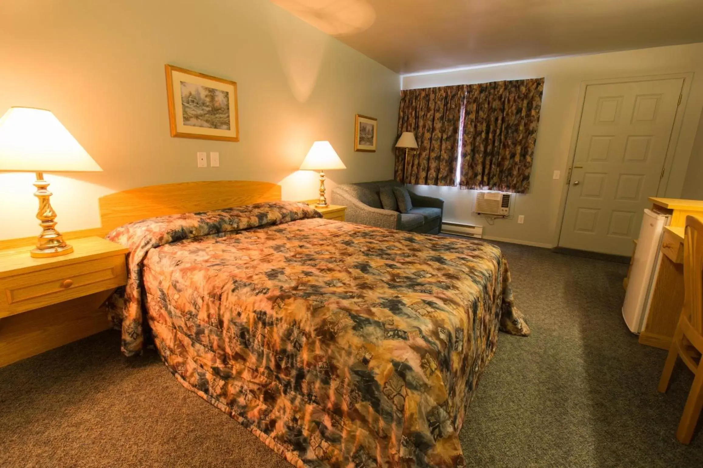 Bedroom, Bed in Travelodge by Wyndham Drummondville