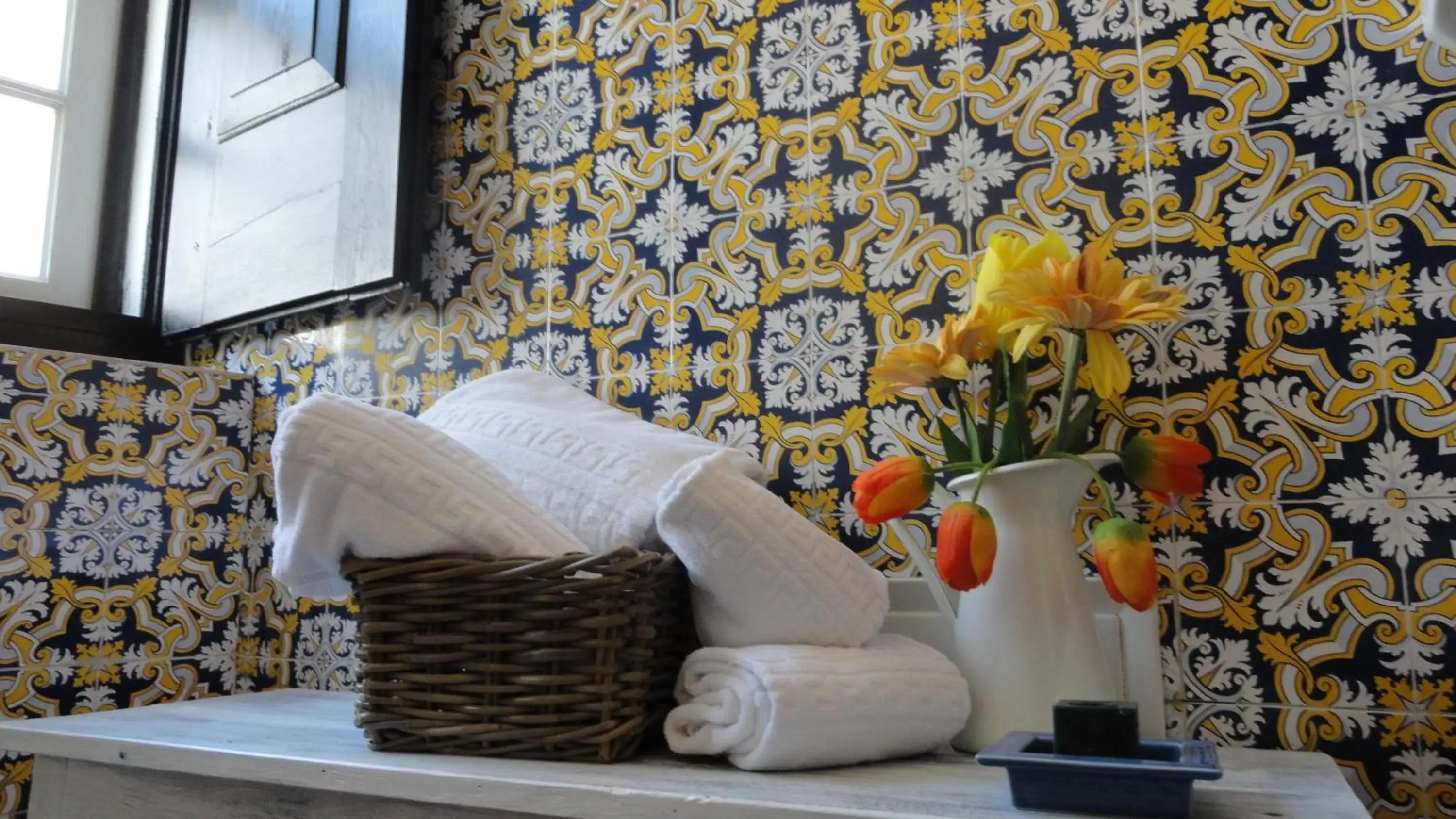 Bathroom, Bed in The Literary Man Obidos Hotel