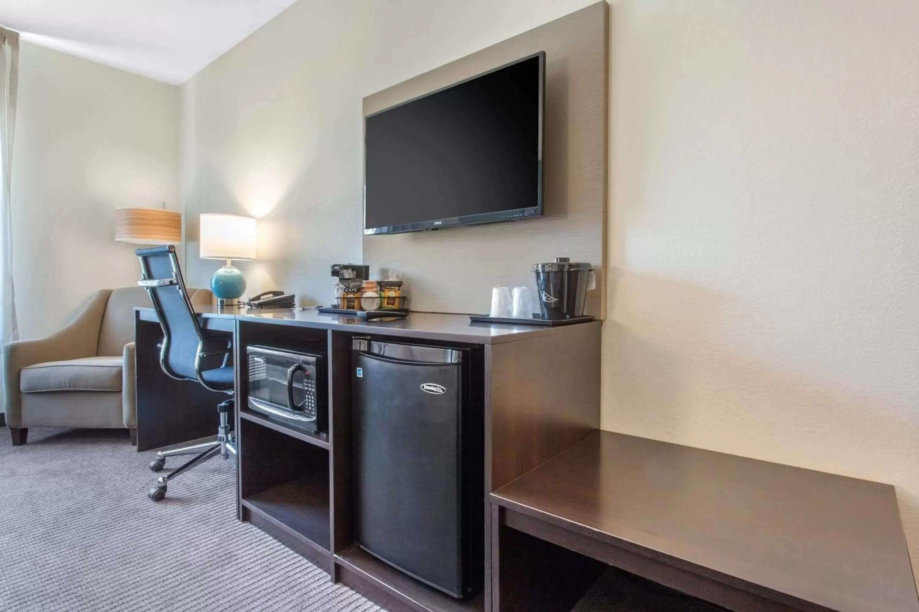 minibar, TV/Entertainment Center in Sleep Inn & Suites Monroe - Woodbury