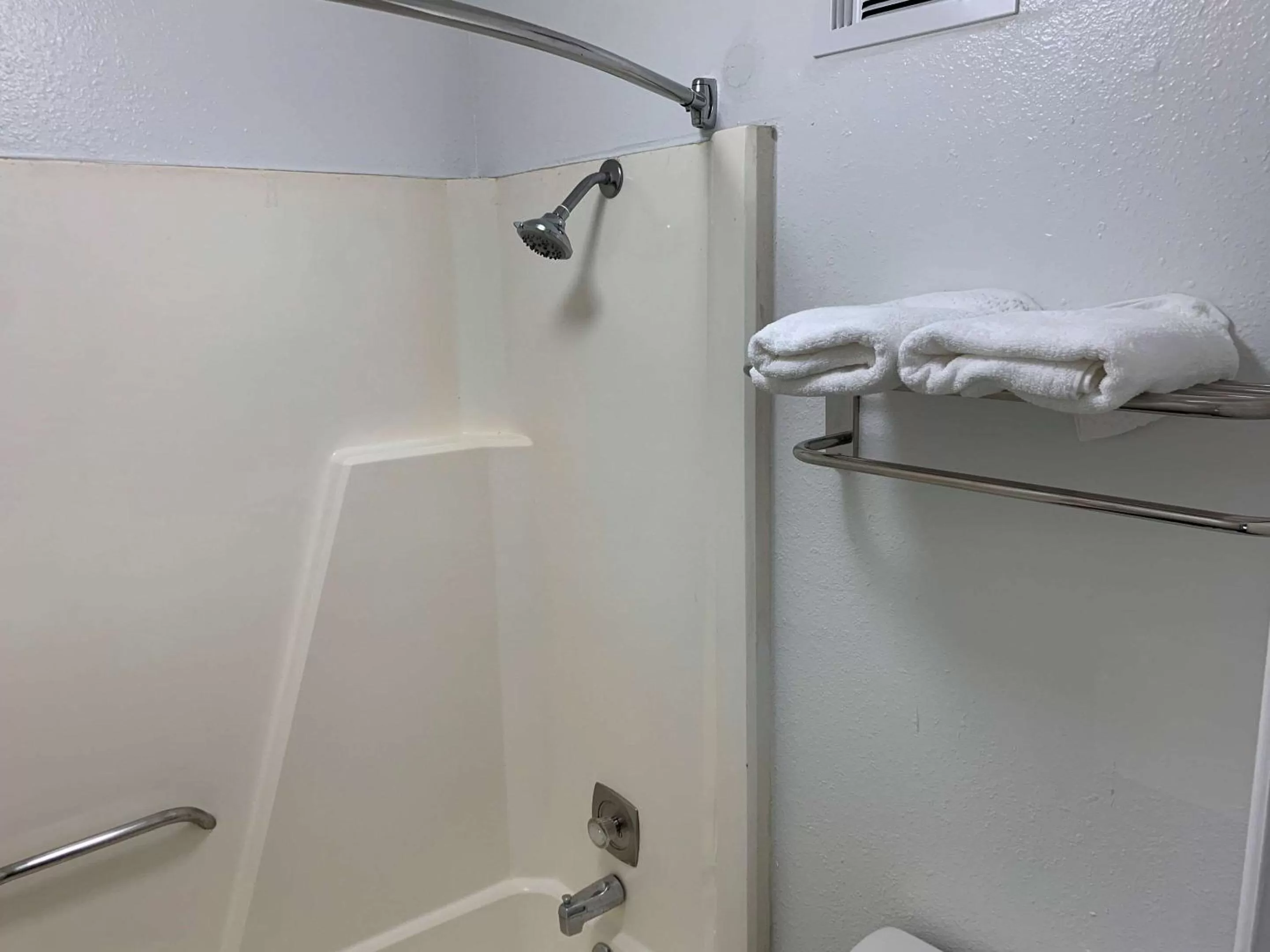 Bedroom in Rodeway Inn Augusta North Washington Road