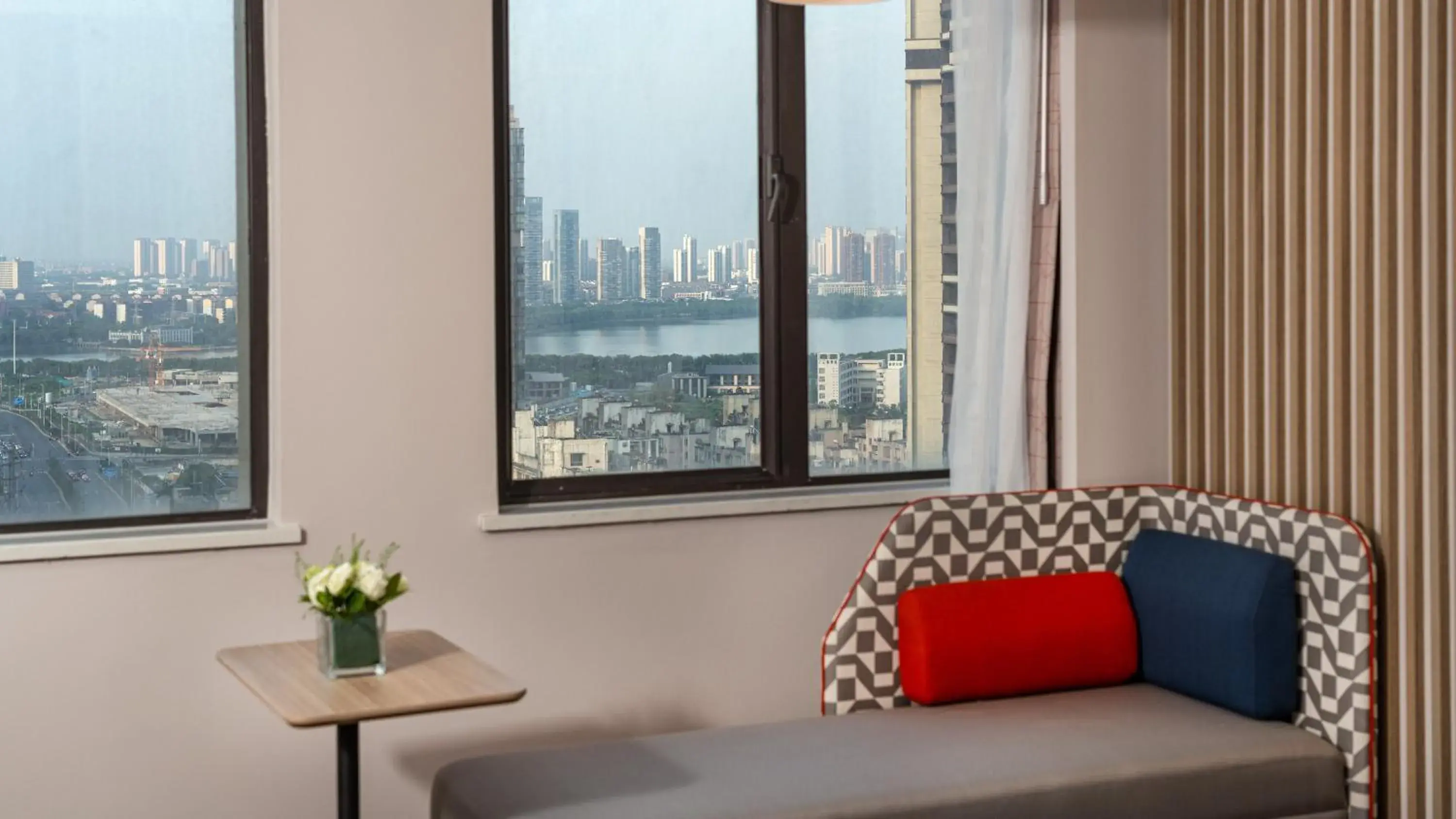 Photo of the whole room, Seating Area in Holiday Inn Express Nanchang Qingshan Lake View, an IHG Hotel