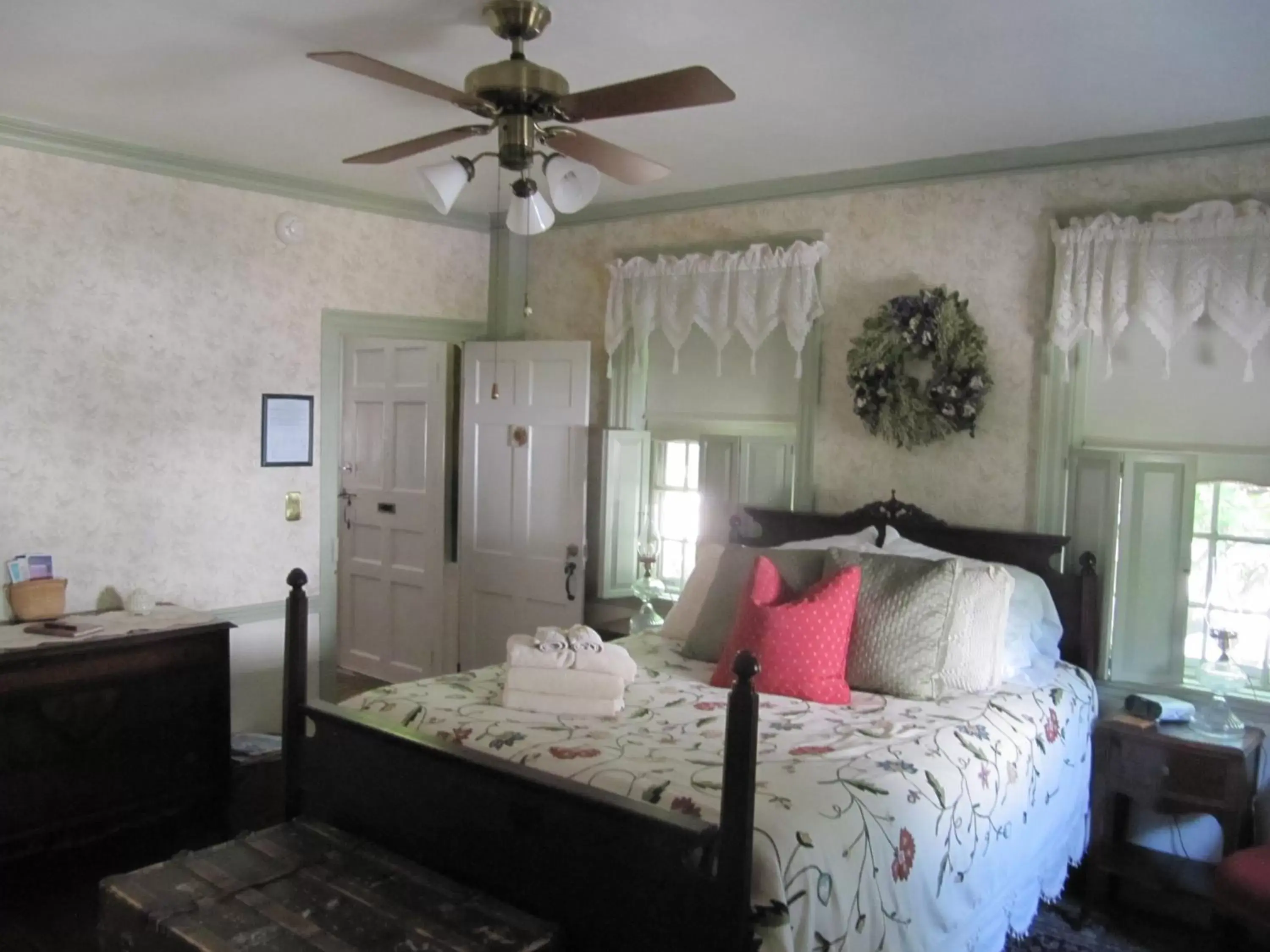 Photo of the whole room, Room Photo in William's Grant Inn Bed and Breakfast