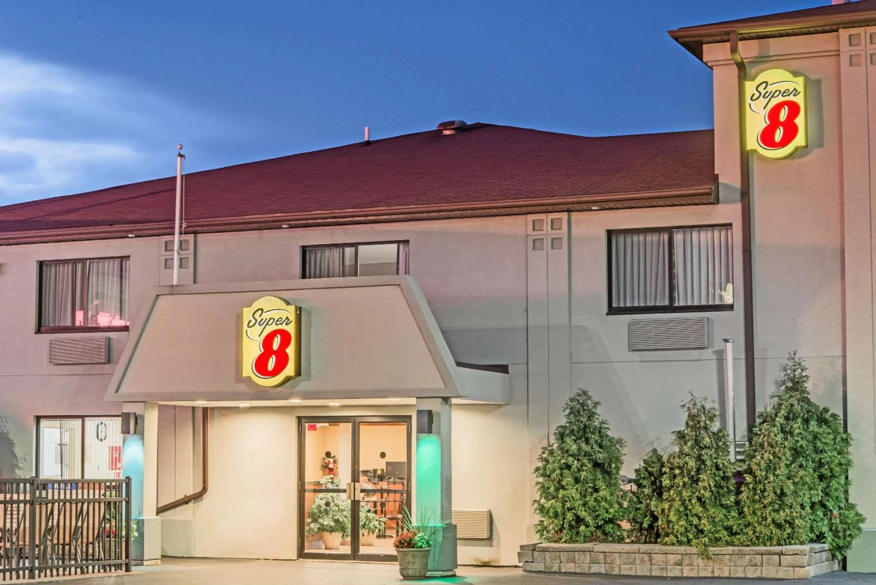 Property building in Super 8 by Wyndham Niagara Falls