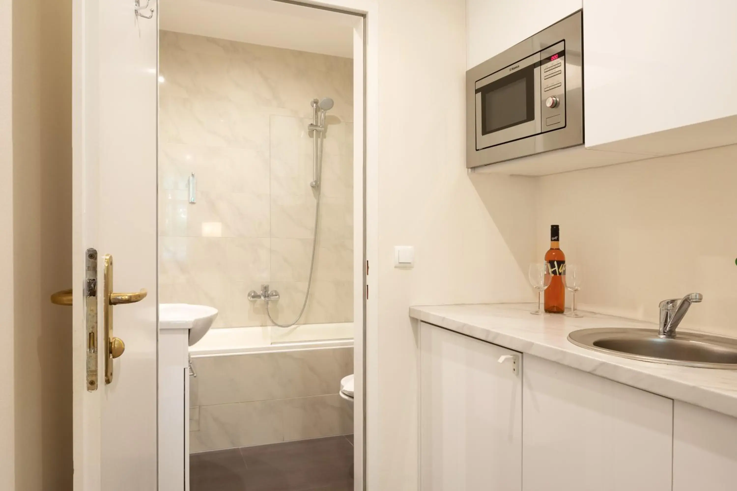 Kitchen or kitchenette, Bathroom in The Levante Rathaus Apartments