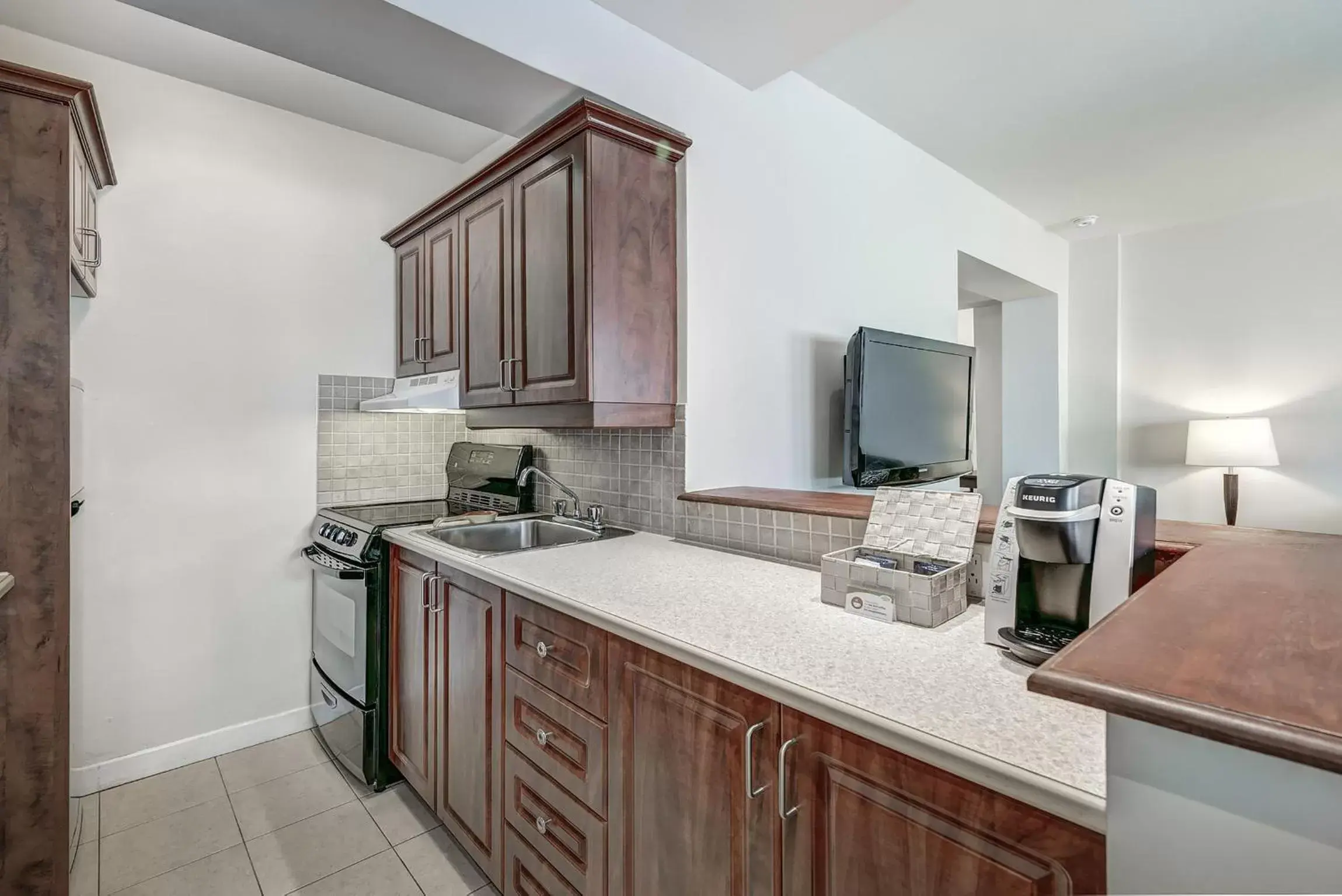 Coffee/tea facilities, Kitchen/Kitchenette in Terrasse Royale Hotel