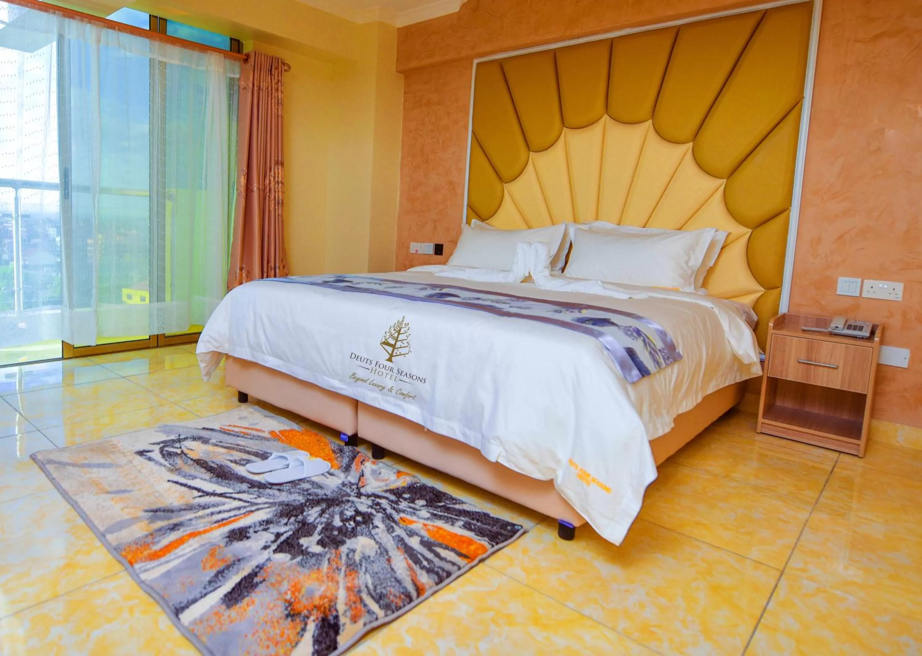 Photo of the whole room, Bed in Deuts Four Seasons Hotel