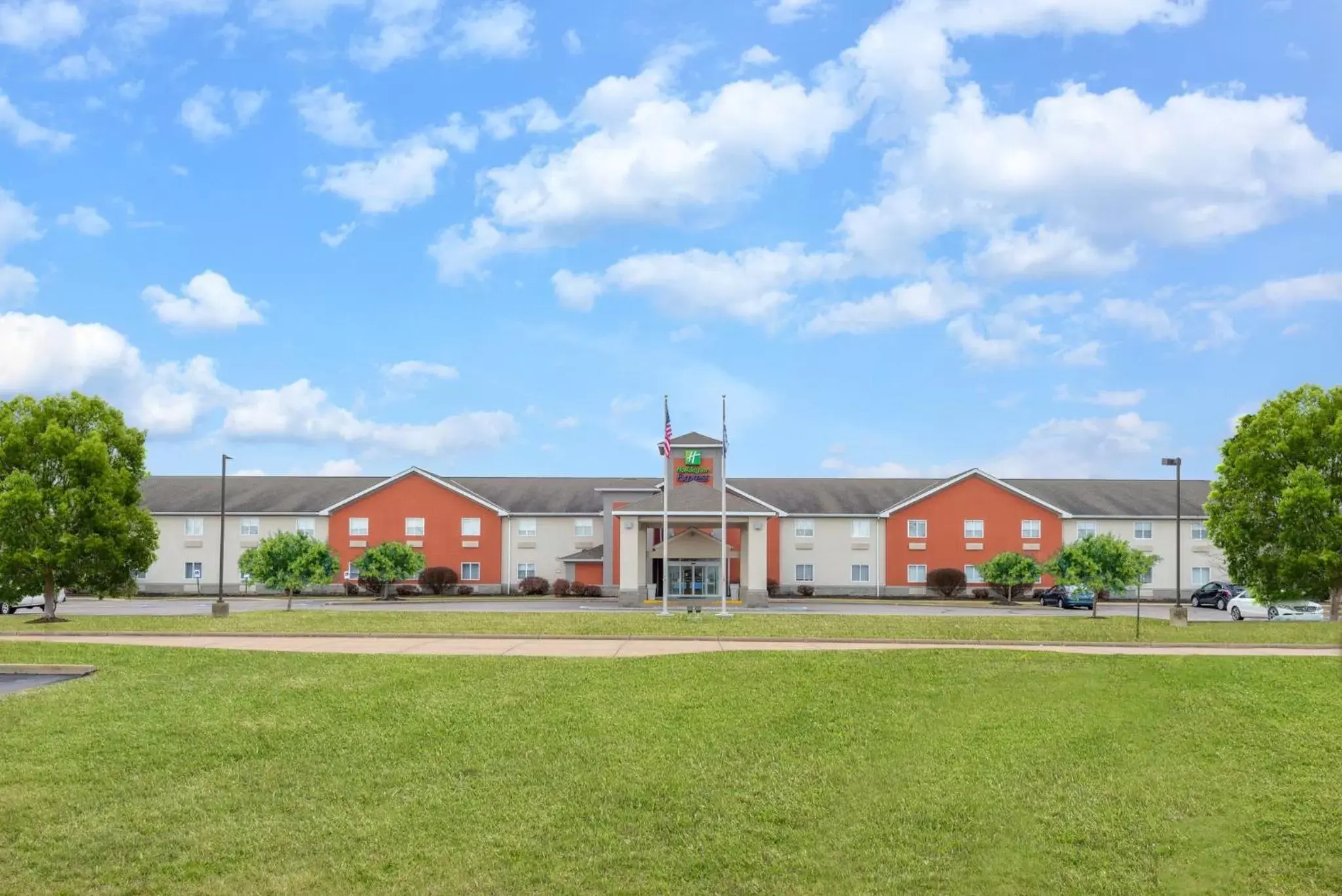 Property Building in Holiday Inn Express Cleveland - Vermilion, an IHG Hotel