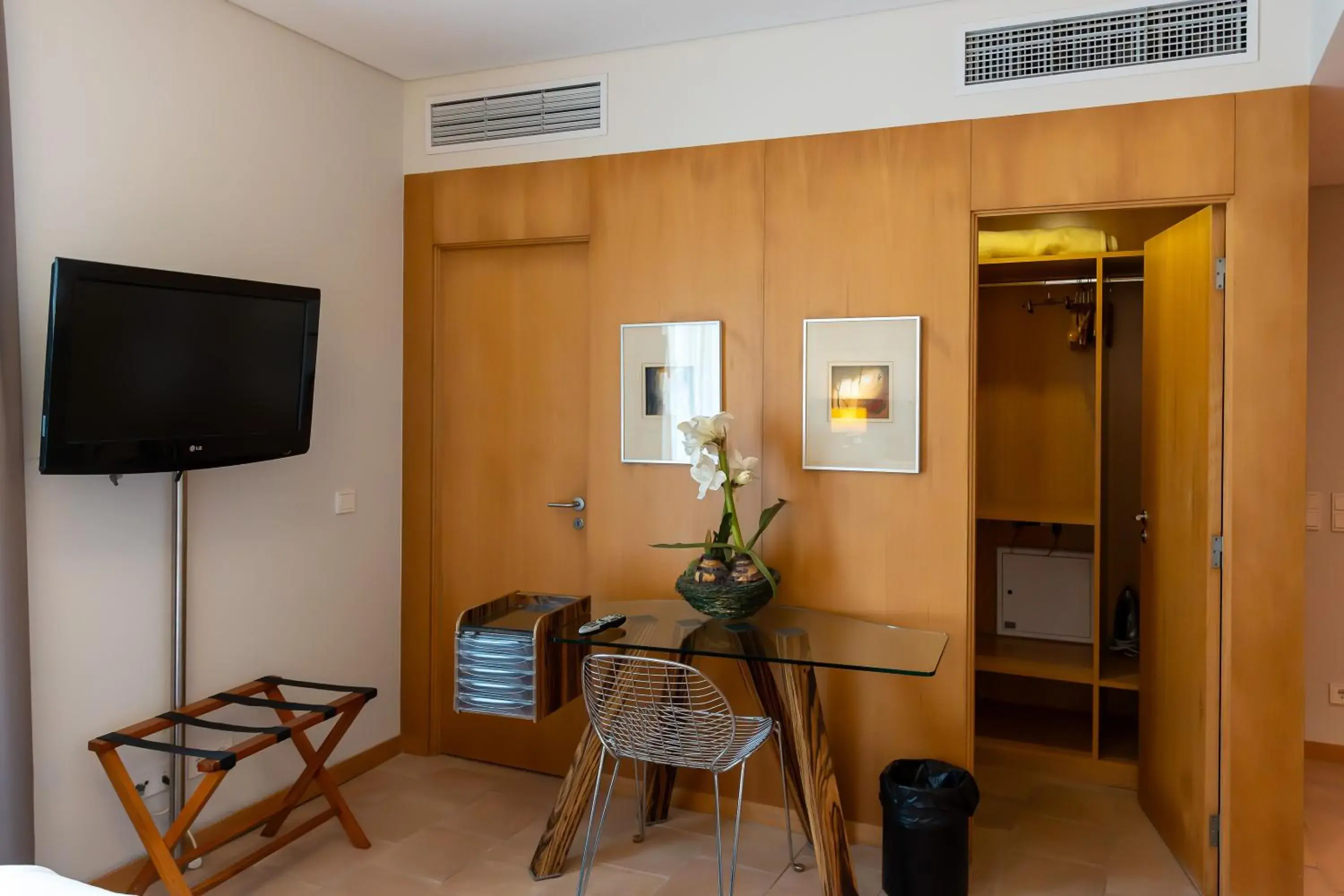 wardrobe, TV/Entertainment Center in Bom Sucesso Resort