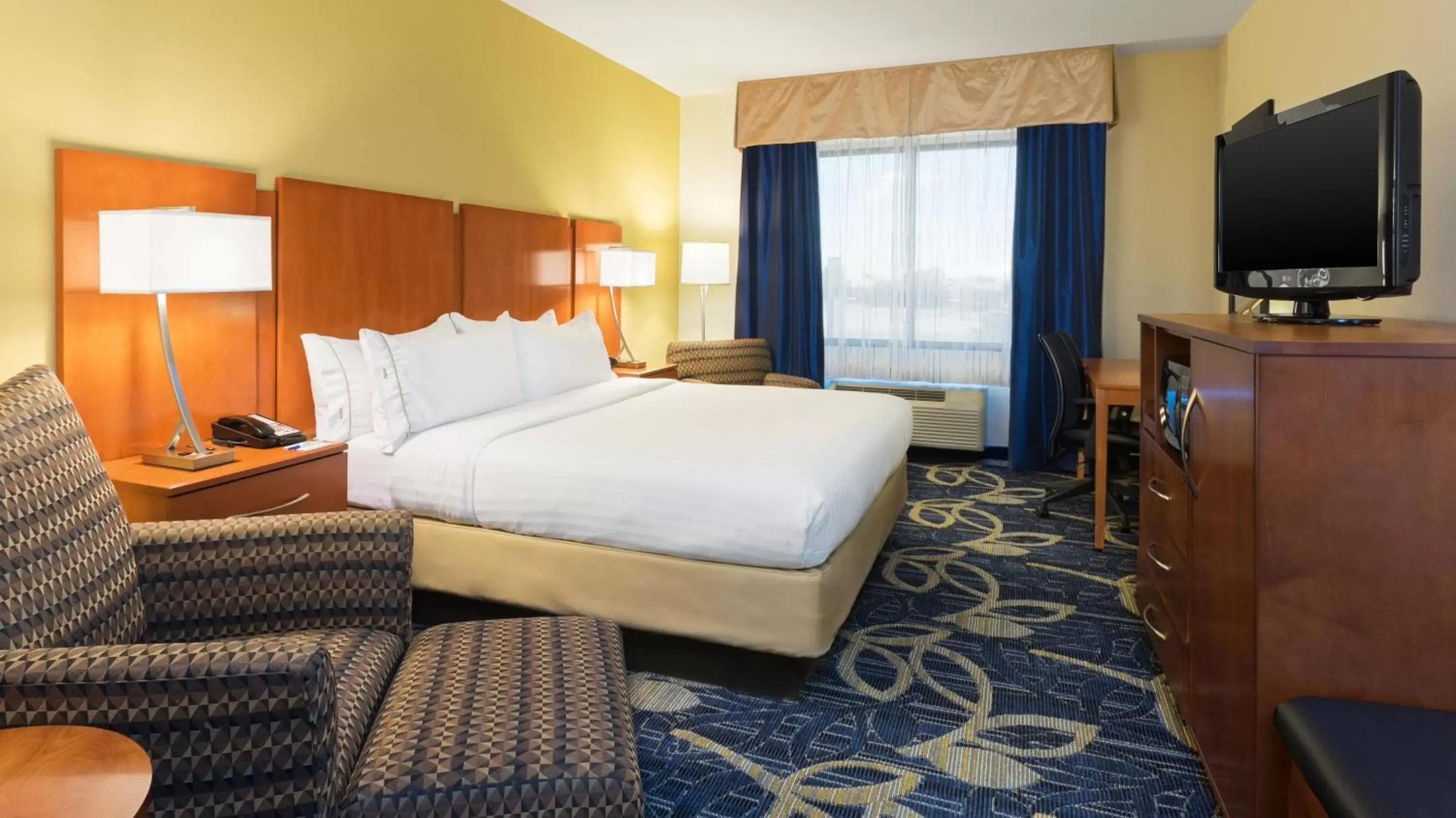 Photo of the whole room, Bed in Holiday Inn Express & Suites Midland Loop 250, an IHG Hotel