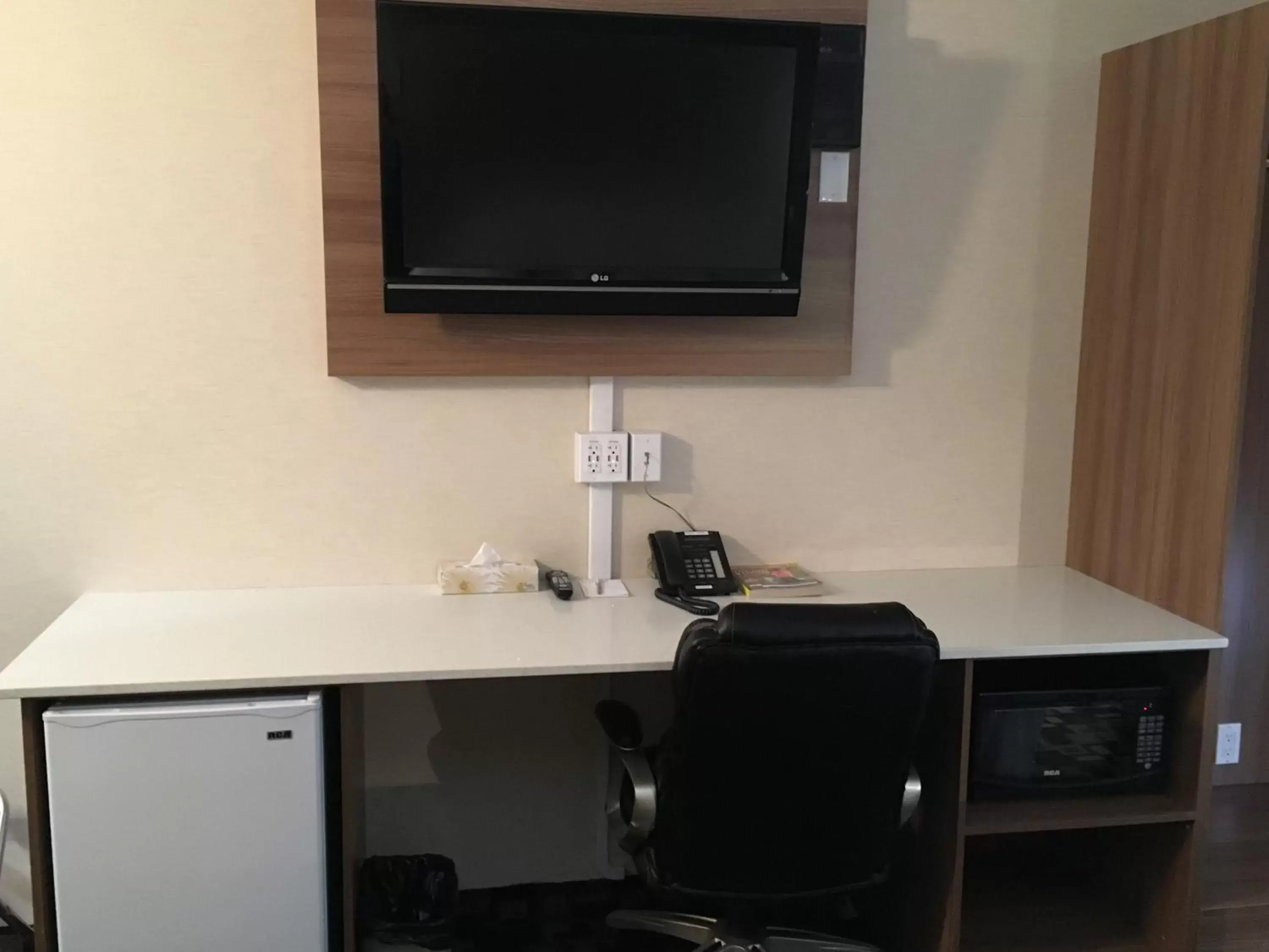 TV and multimedia, TV/Entertainment Center in Baymont by Wyndham Medicine Hat