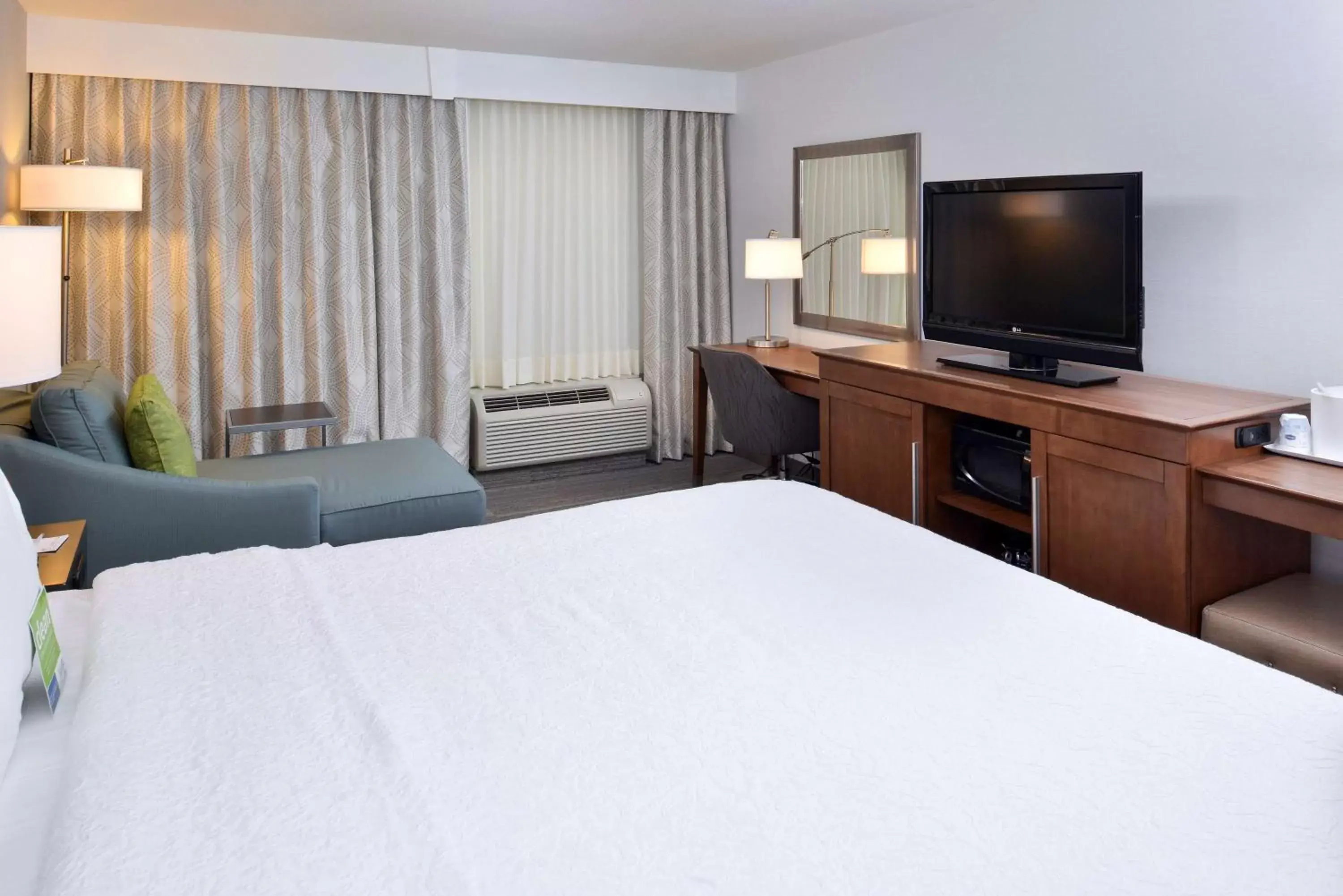 Bed in Hampton Inn & Suites by Hilton Calgary University NW