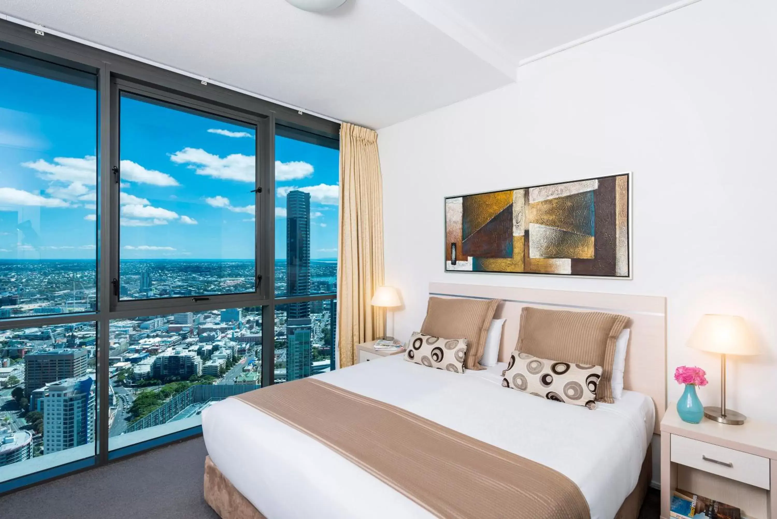 Three-Bedroom Apartment in Oaks Brisbane Aurora Suites