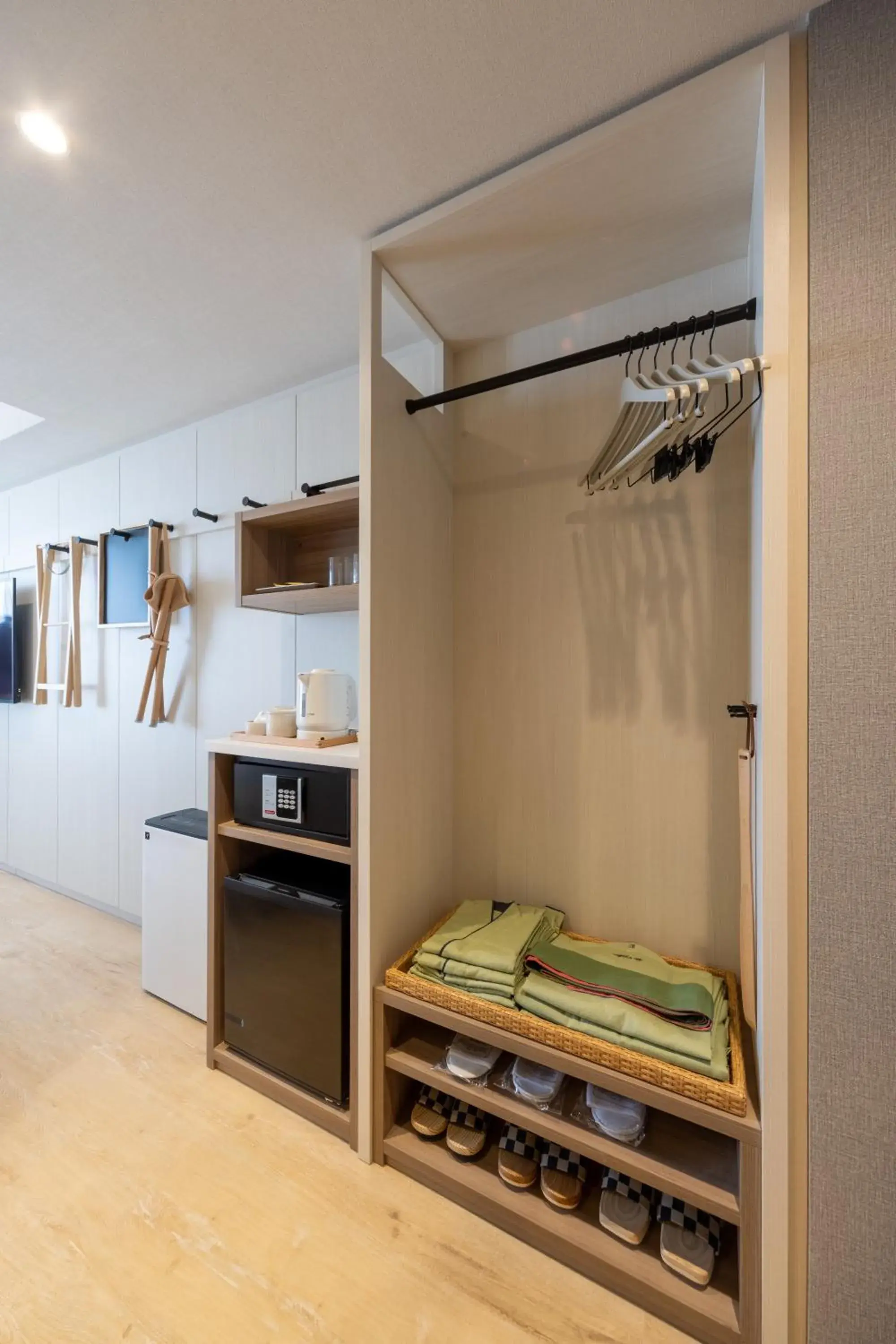 wardrobe, Kitchen/Kitchenette in Suginoi Hotel