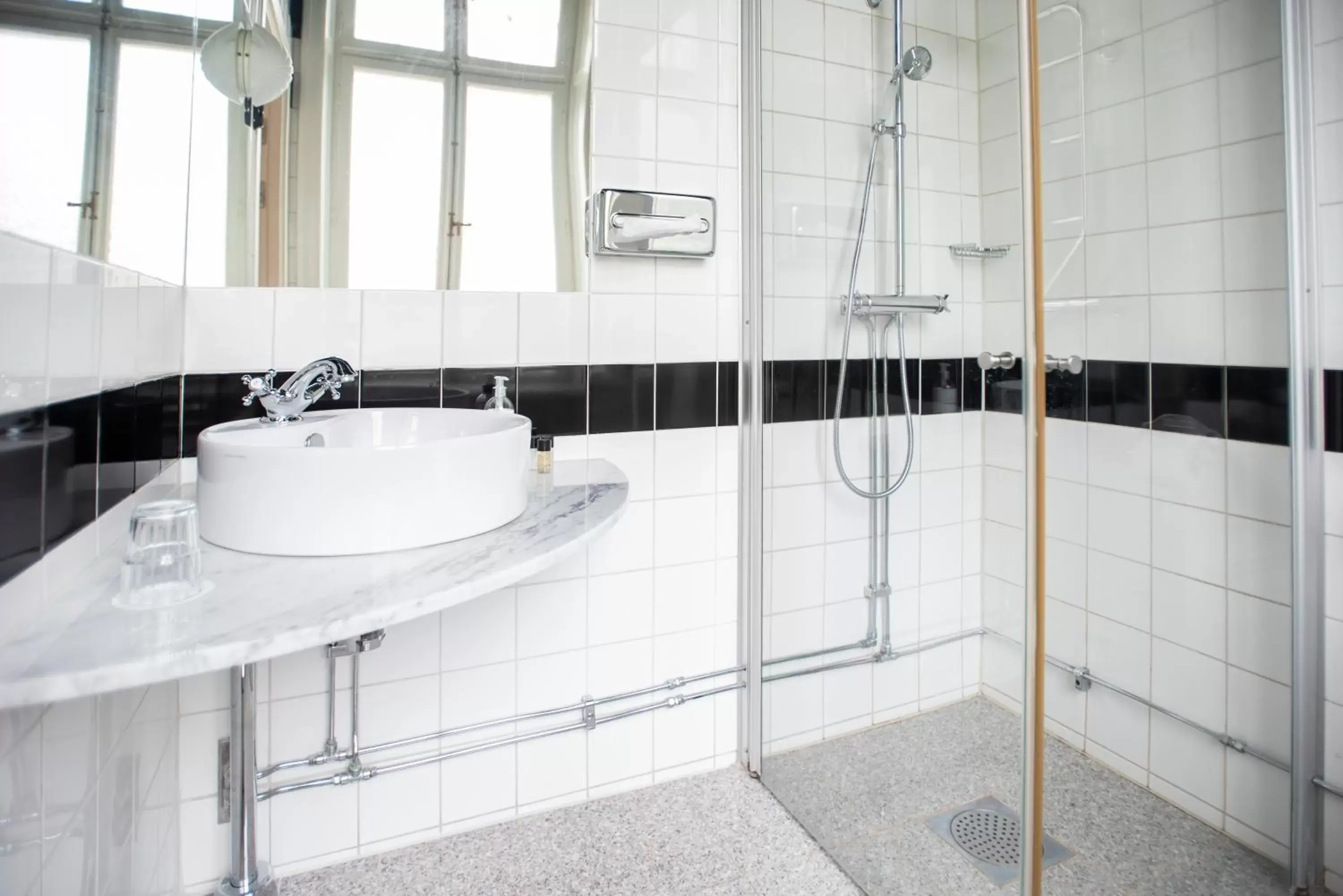 Shower, Bathroom in The Vault Hotel, WorldHotels Crafted