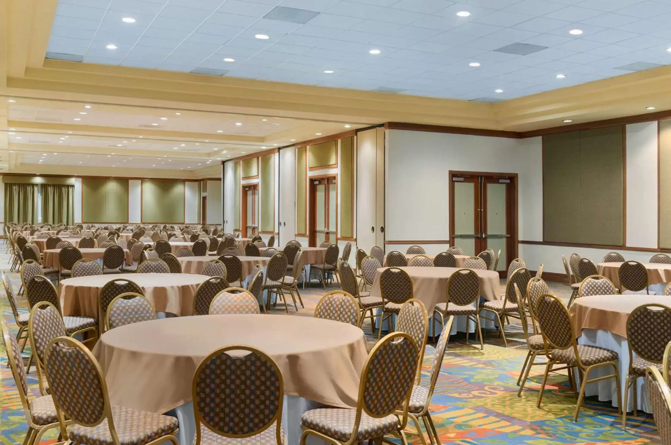 Meeting/conference room, Restaurant/Places to Eat in Embassy Suites by Hilton Dorado del Mar Beach Resort