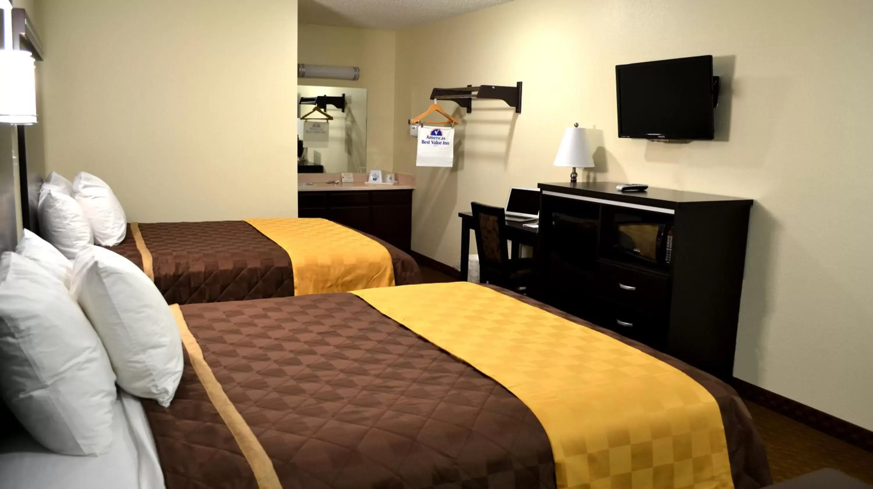 Photo of the whole room, Bed in Americas Best Value Inn Calimesa