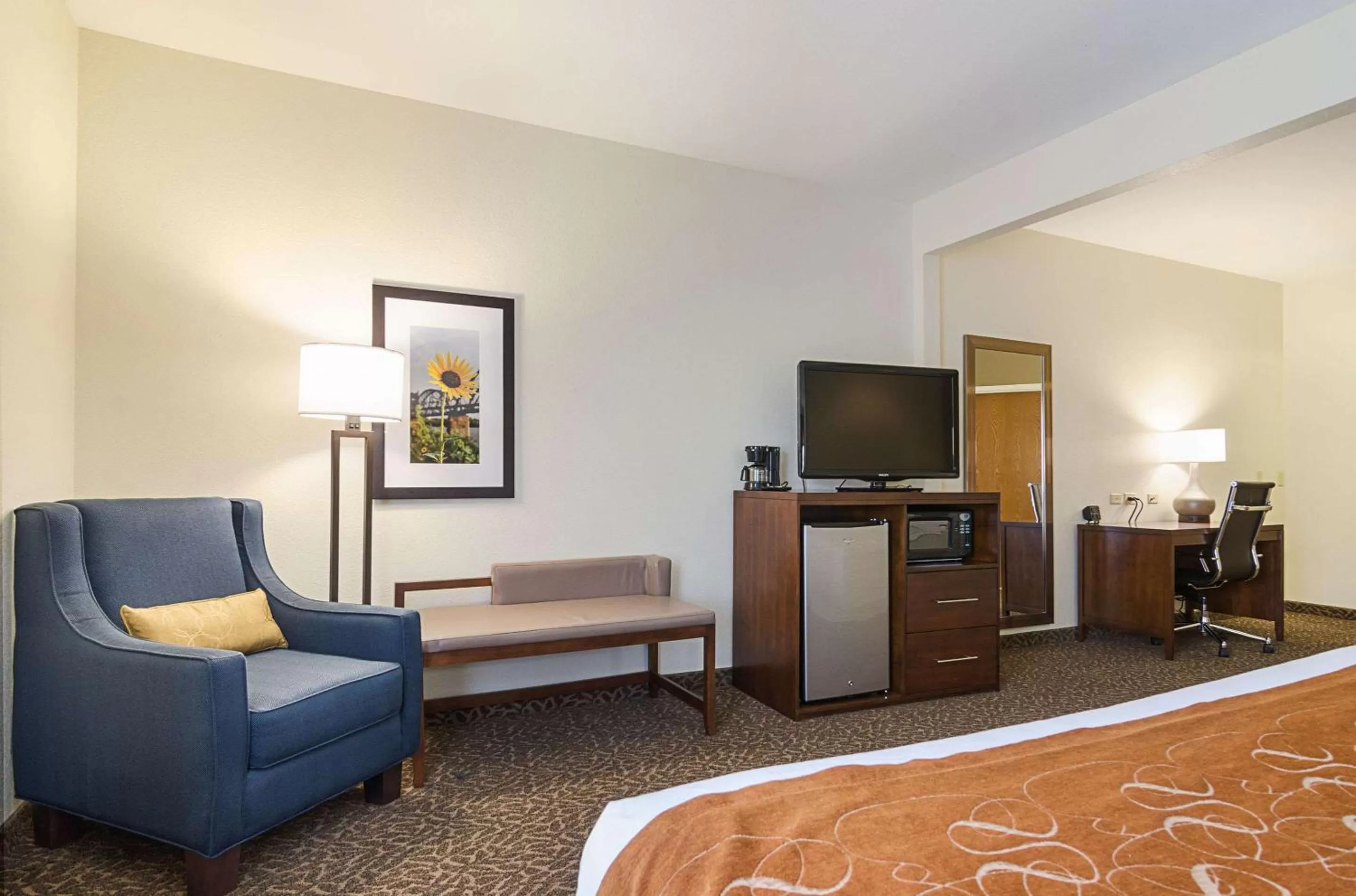 Photo of the whole room, Bed in Quality Suites Springdale West I-49