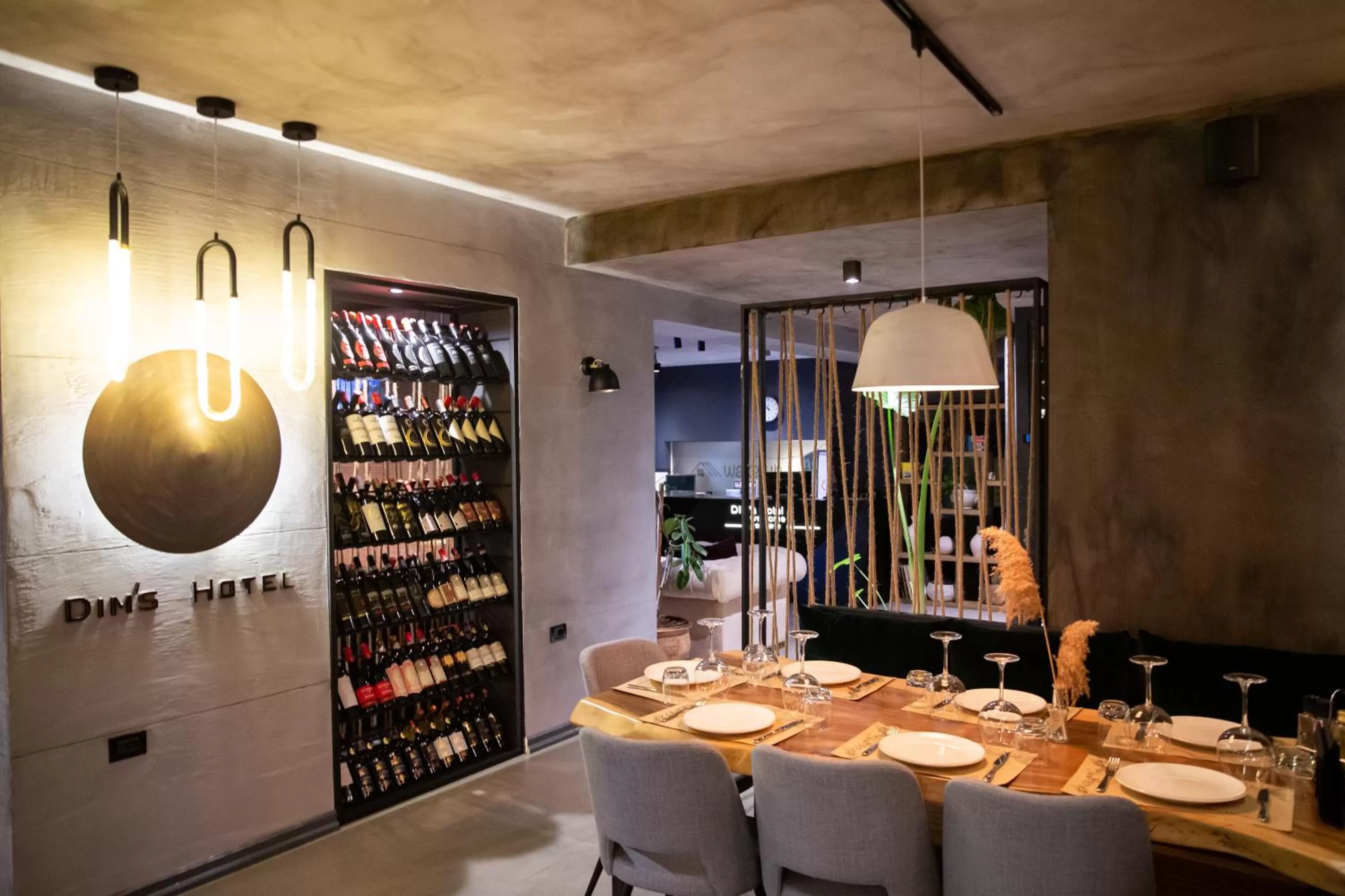 Restaurant/places to eat in Dim's Hotel & Restaurant