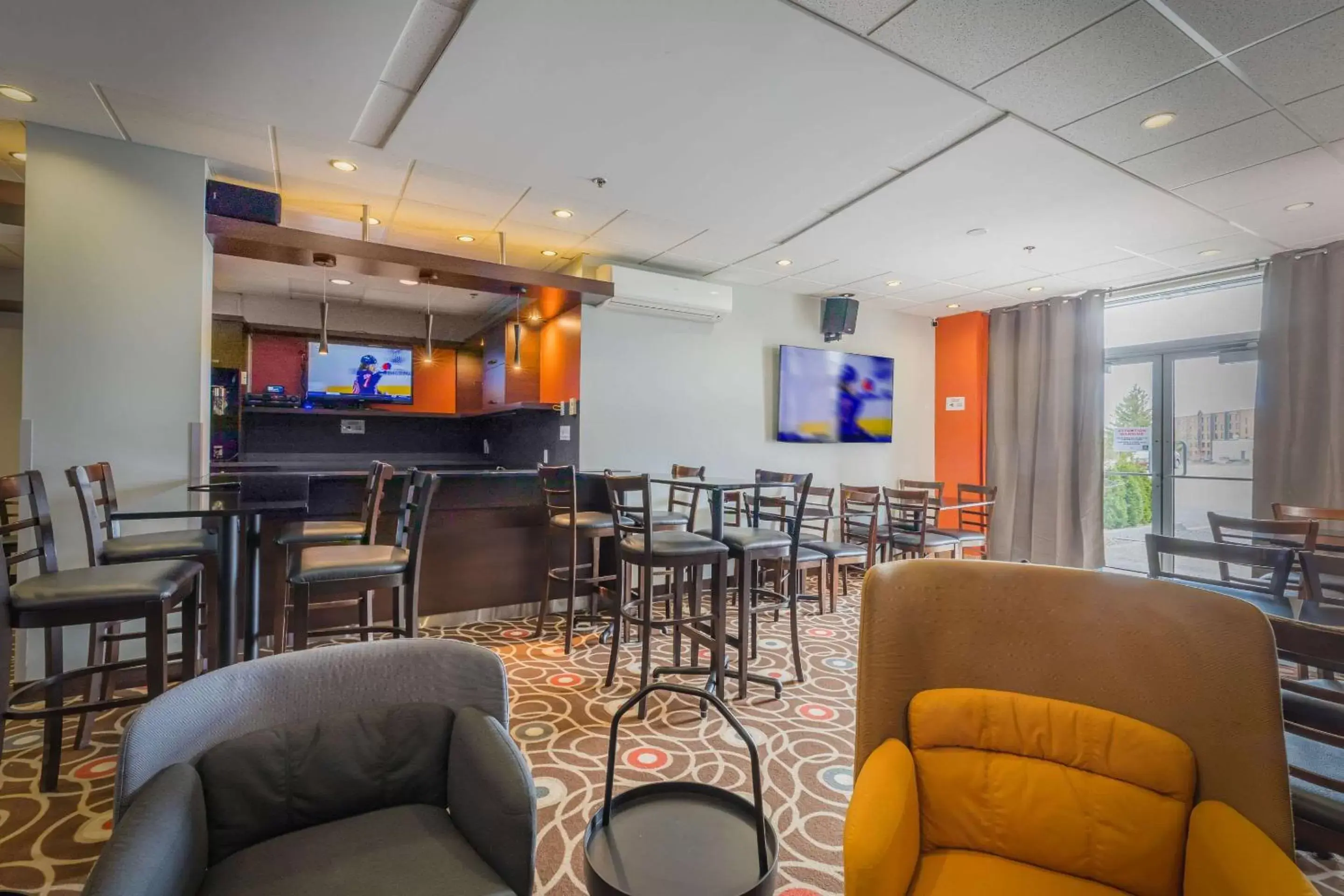 Lobby or reception, Lounge/Bar in Quality Inn & Suites Victoriaville