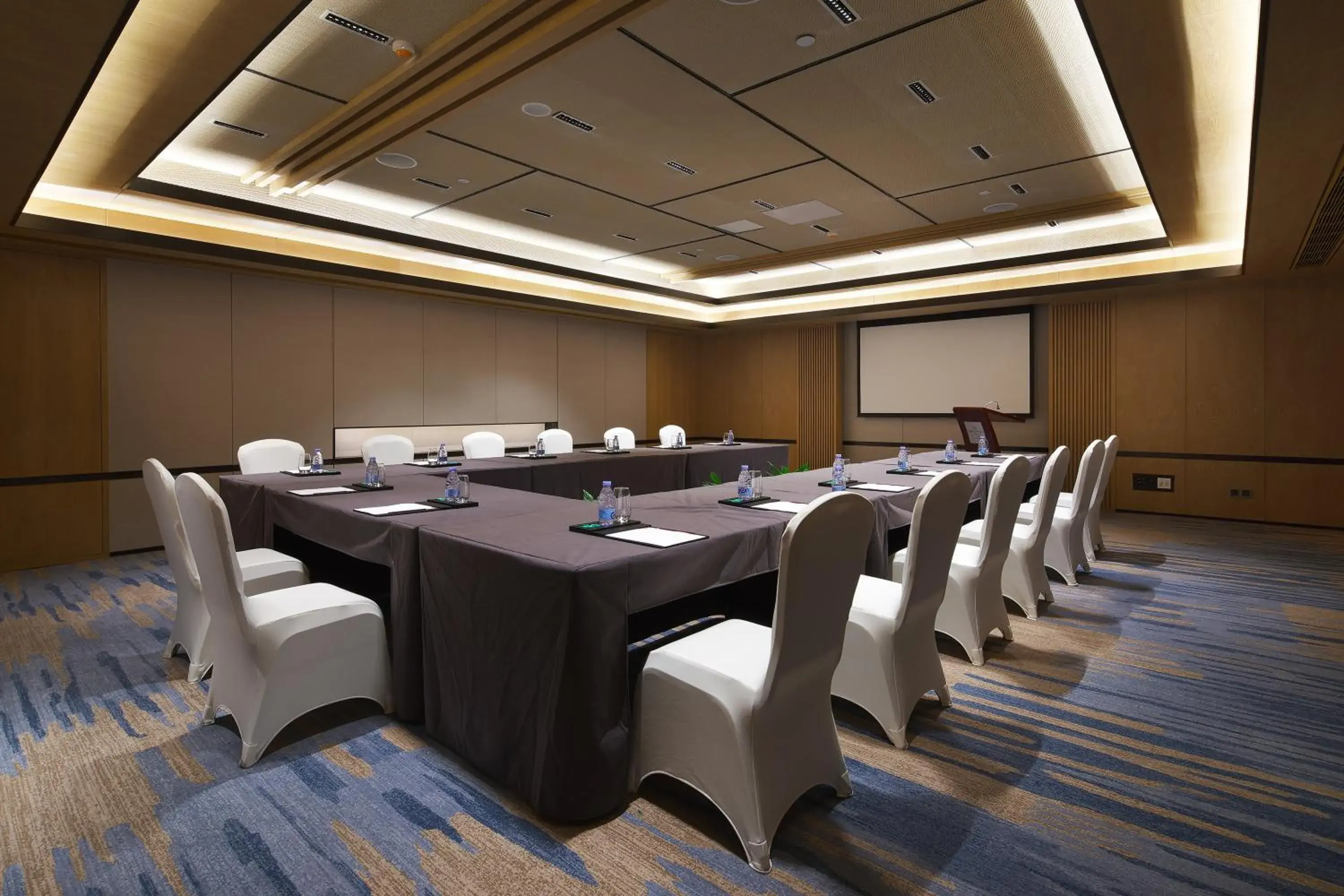 Meeting/conference room in Crowne Plaza Nanchang Wanli, an IHG Hotel