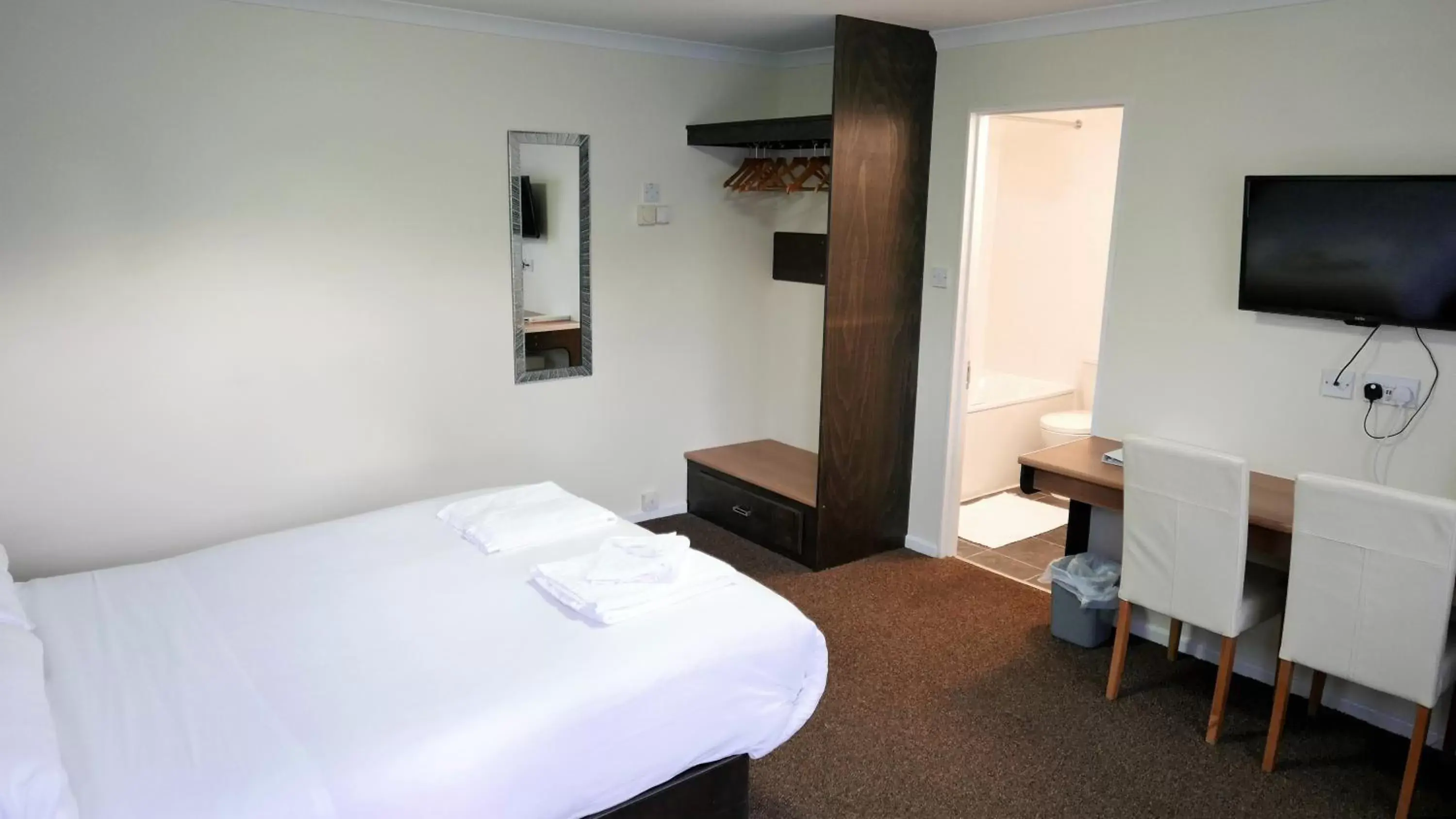 Toilet, Bed in Warrens Village Motel and Self Catering