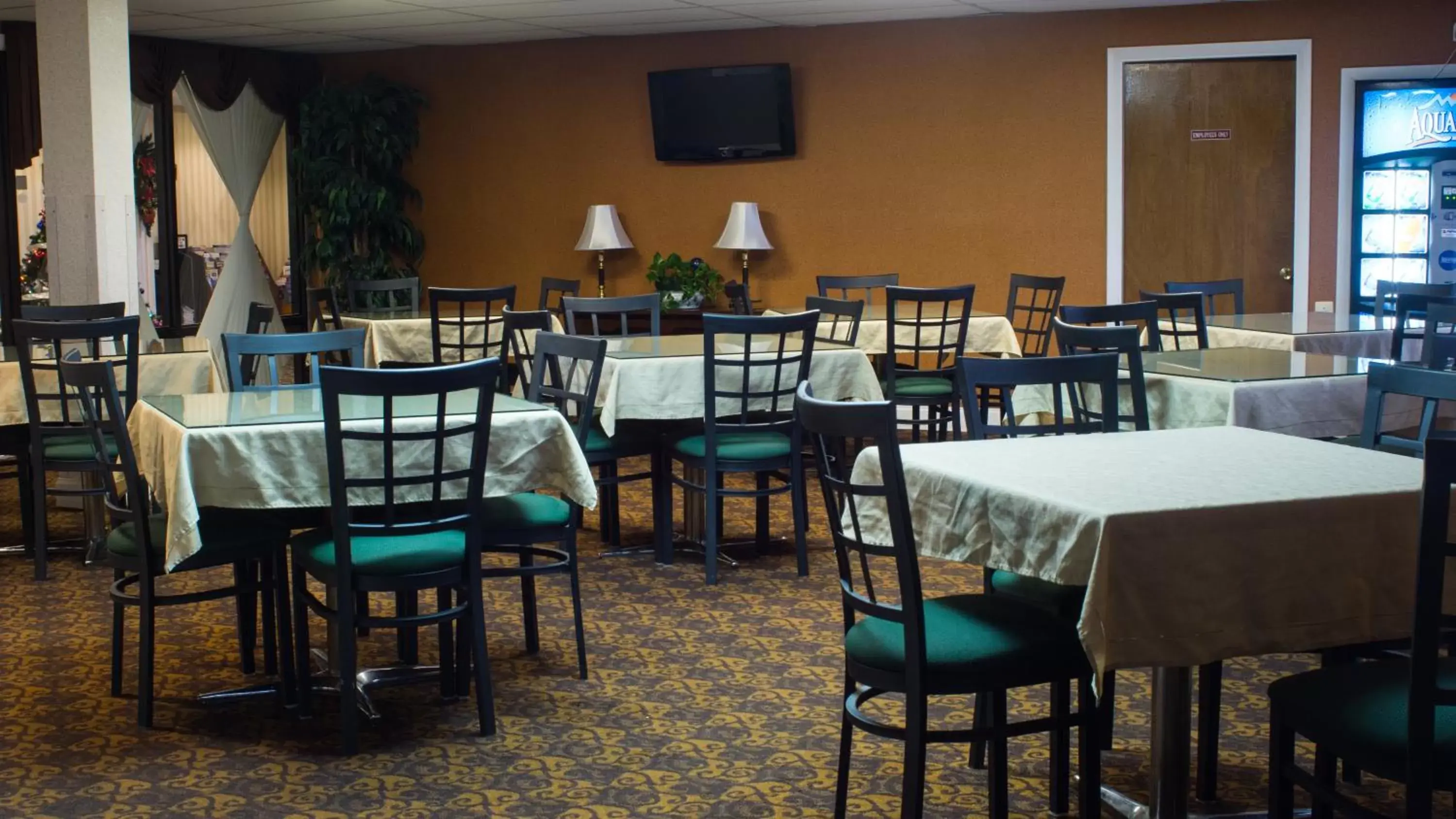 Communal lounge/ TV room, Restaurant/Places to Eat in Ambassador Inn and Suites